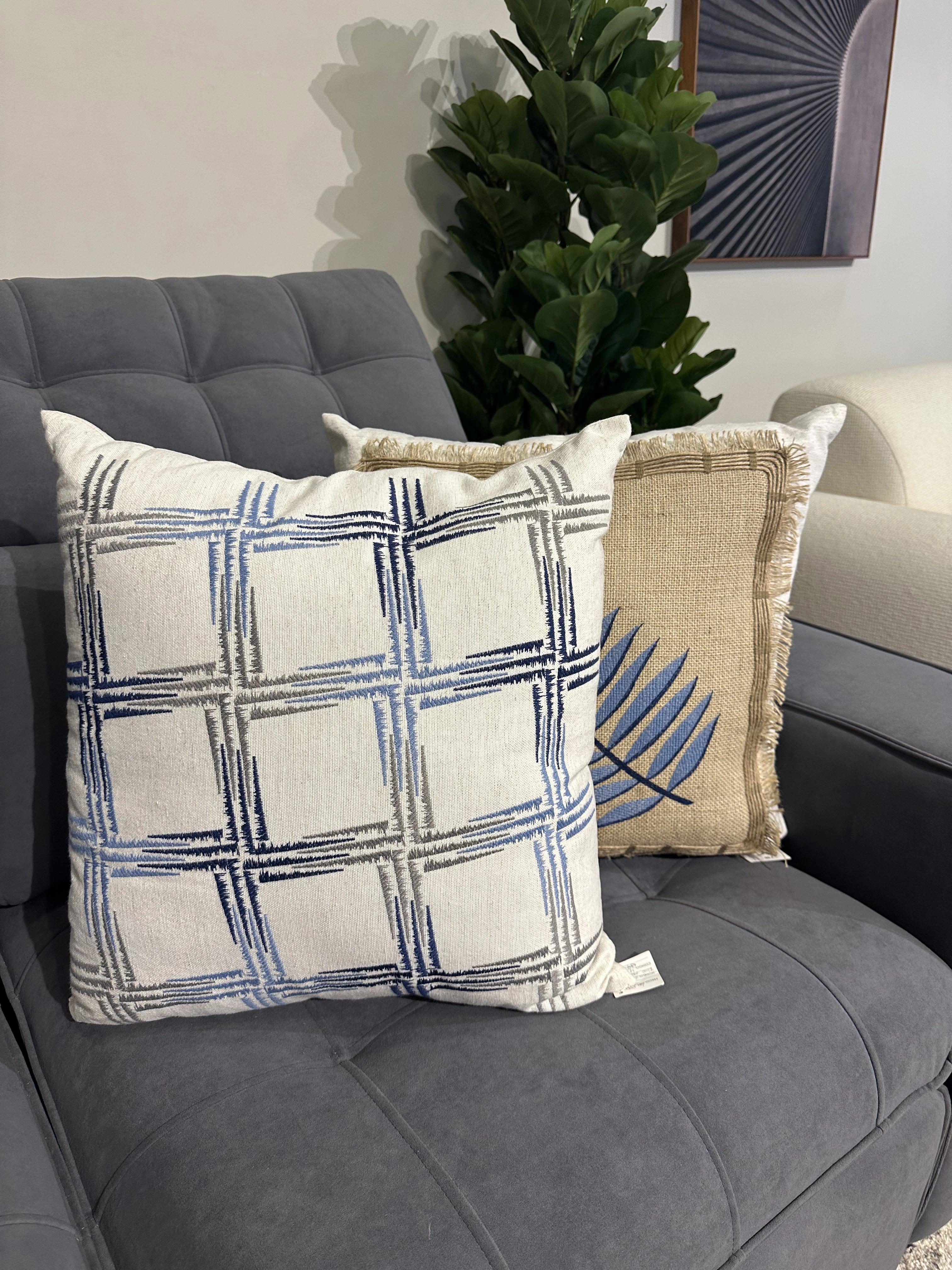 Almohada en tela Lino con bordado azul y gris 