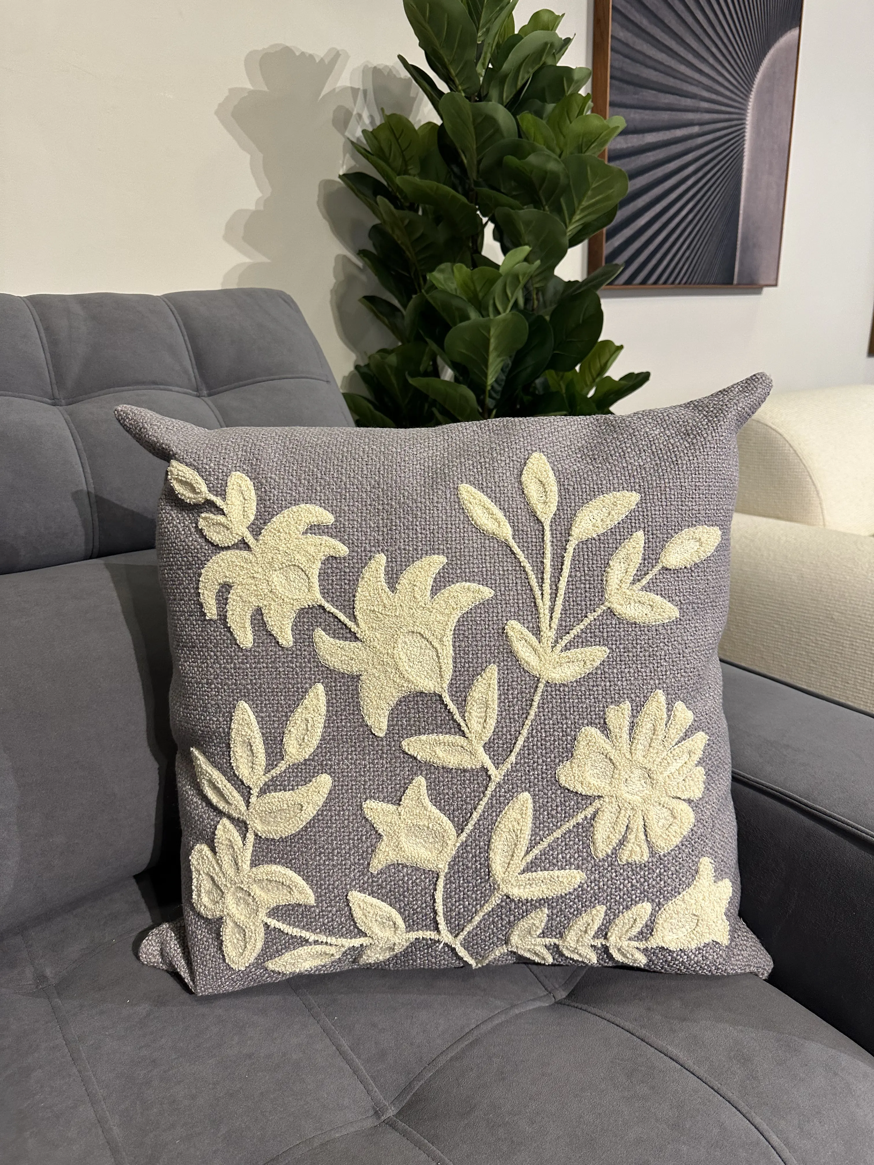 Almohada en tela Lino gris con bordado en boucle