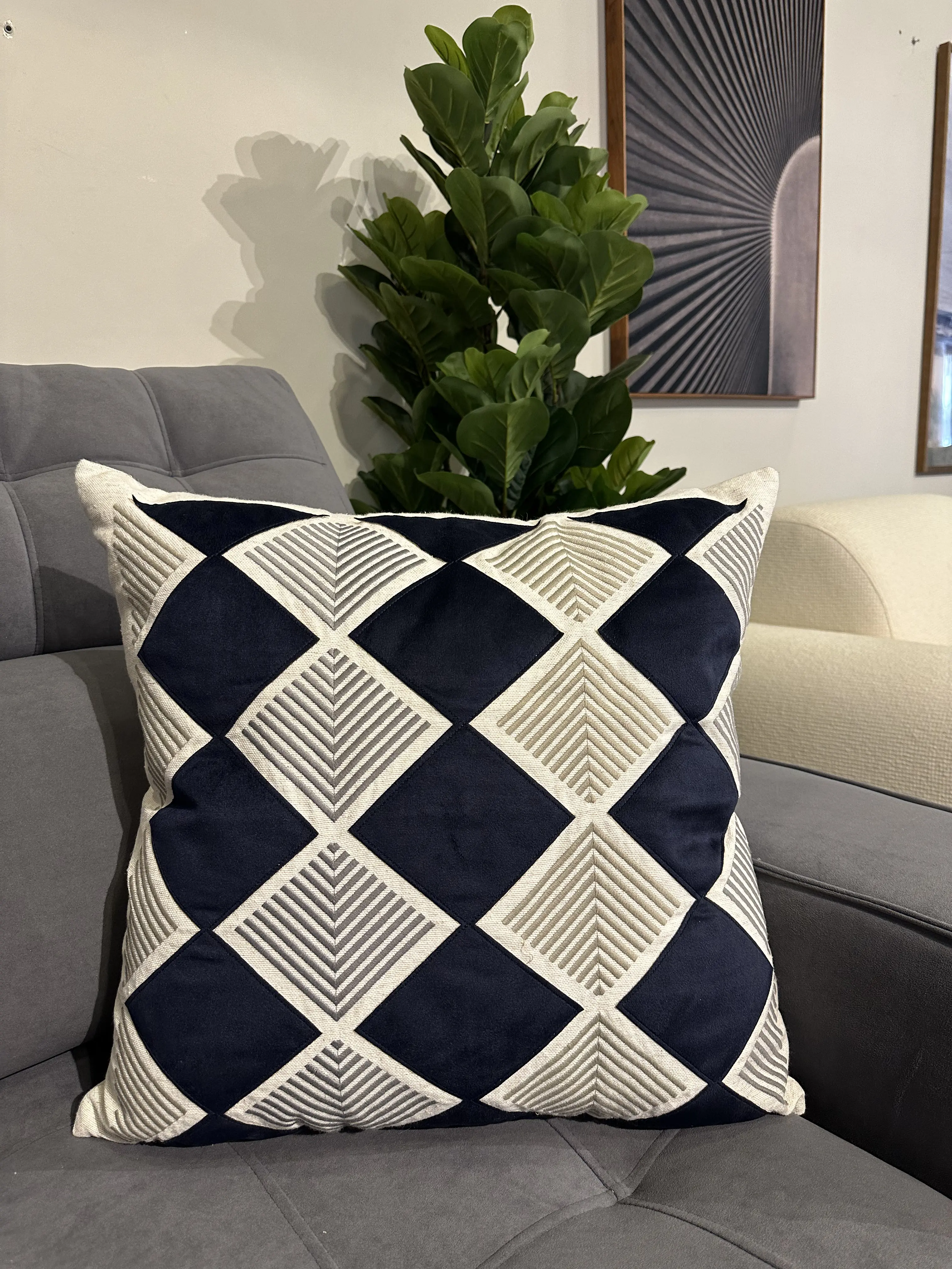Almohada en tela Lino con tramado en suede azul y bordado  