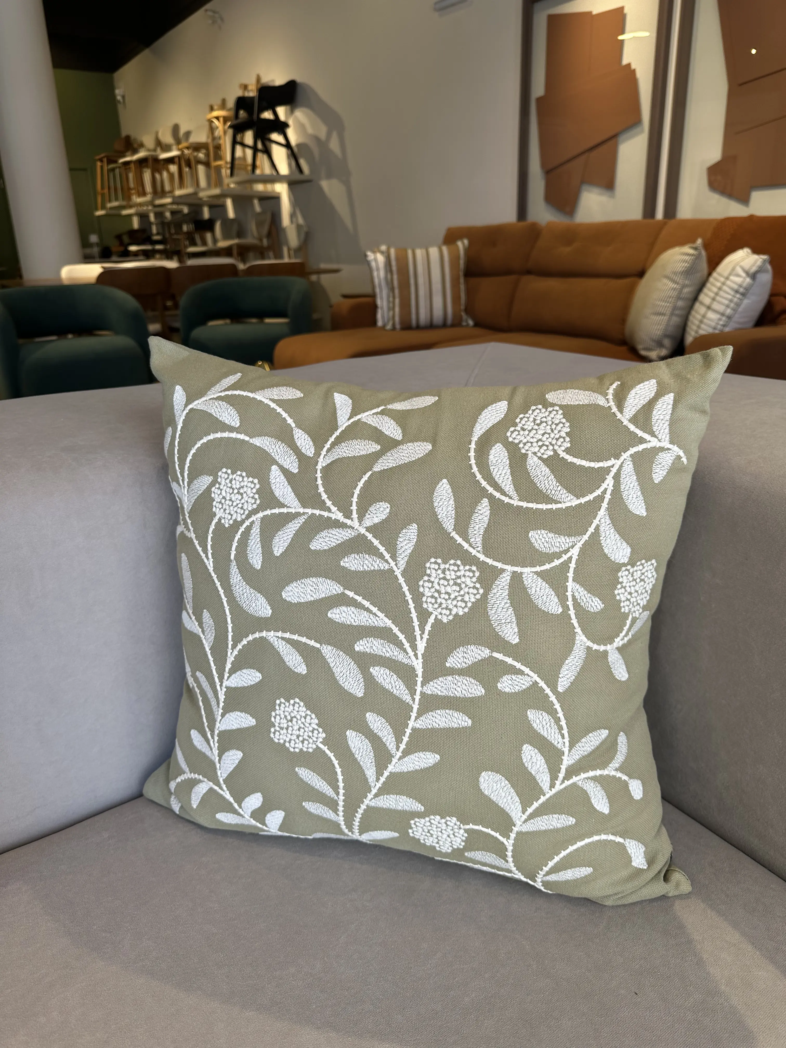 Almohada en tela Lino con bordado color Verde musgo