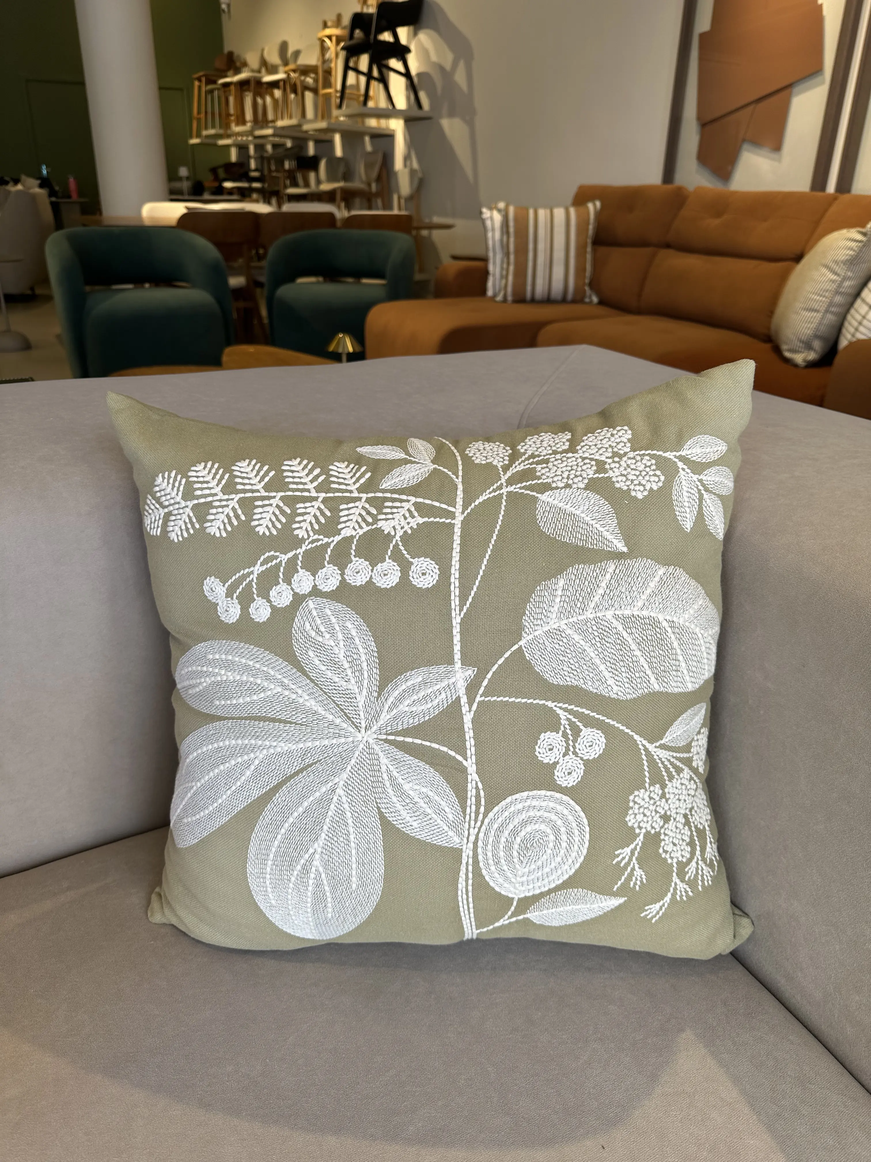 Almohada en tela Lino color verde con bordado
