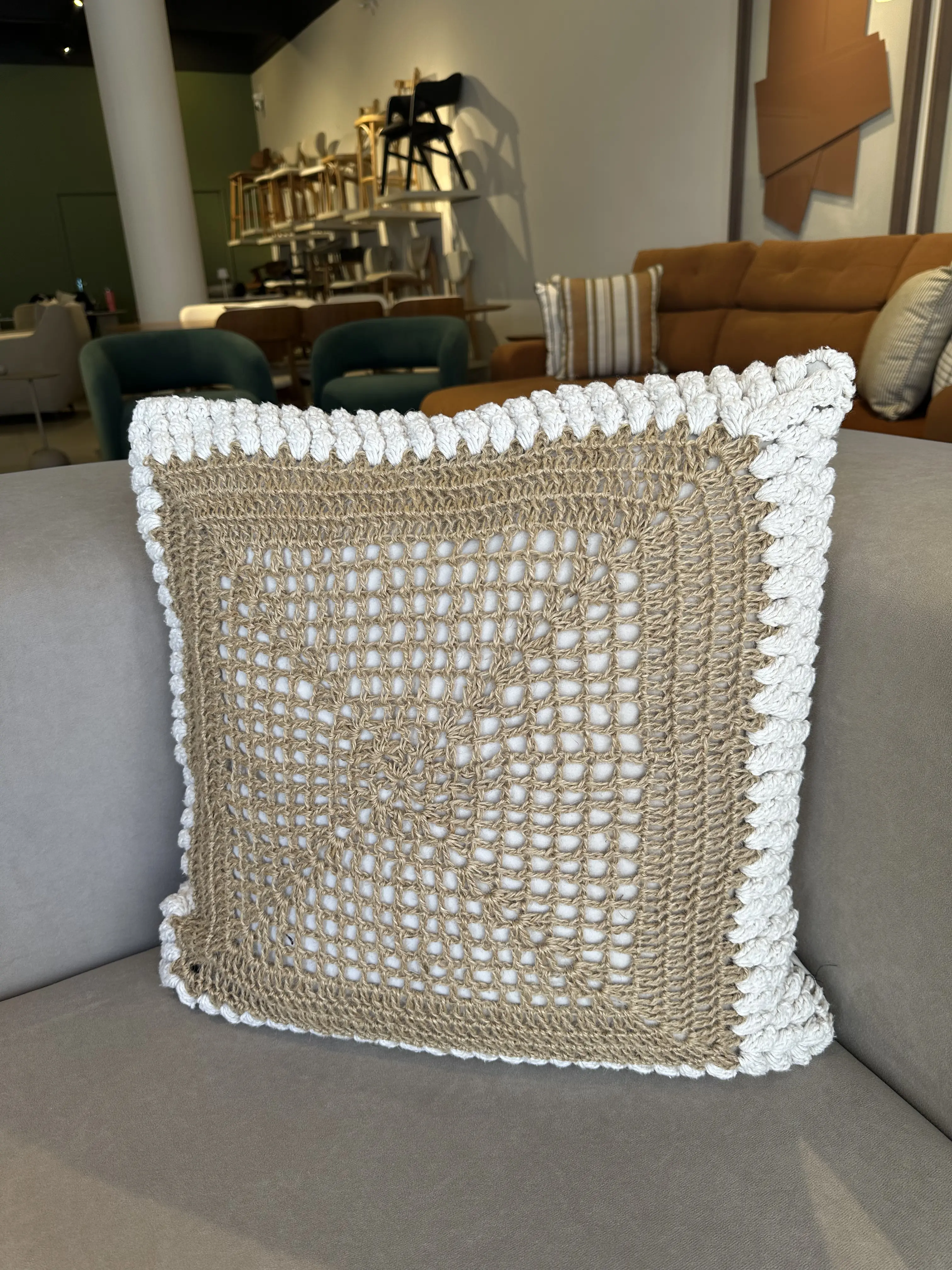 Almohada con tramado de croché