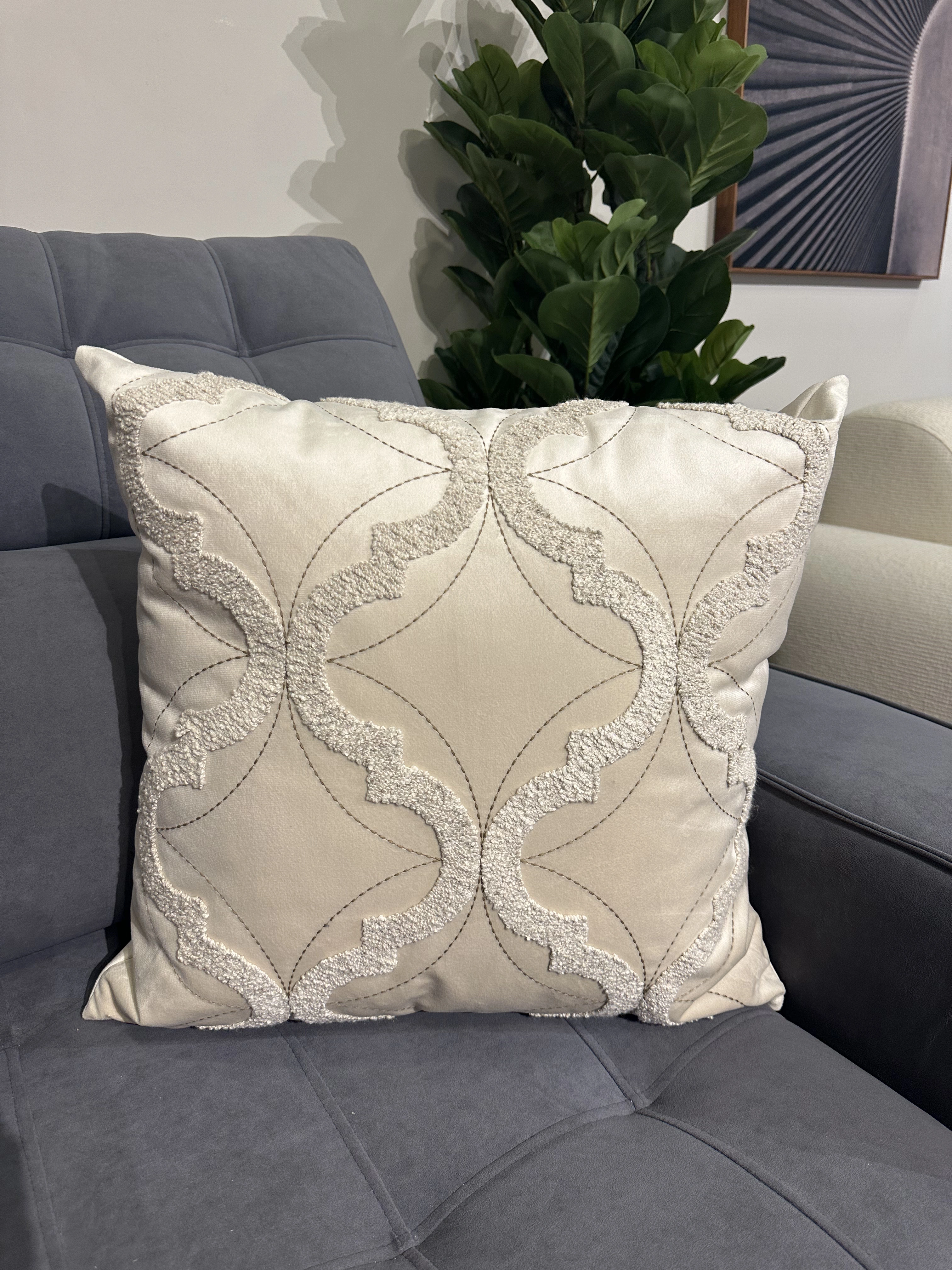 Almohada en suede con bordado en boucle