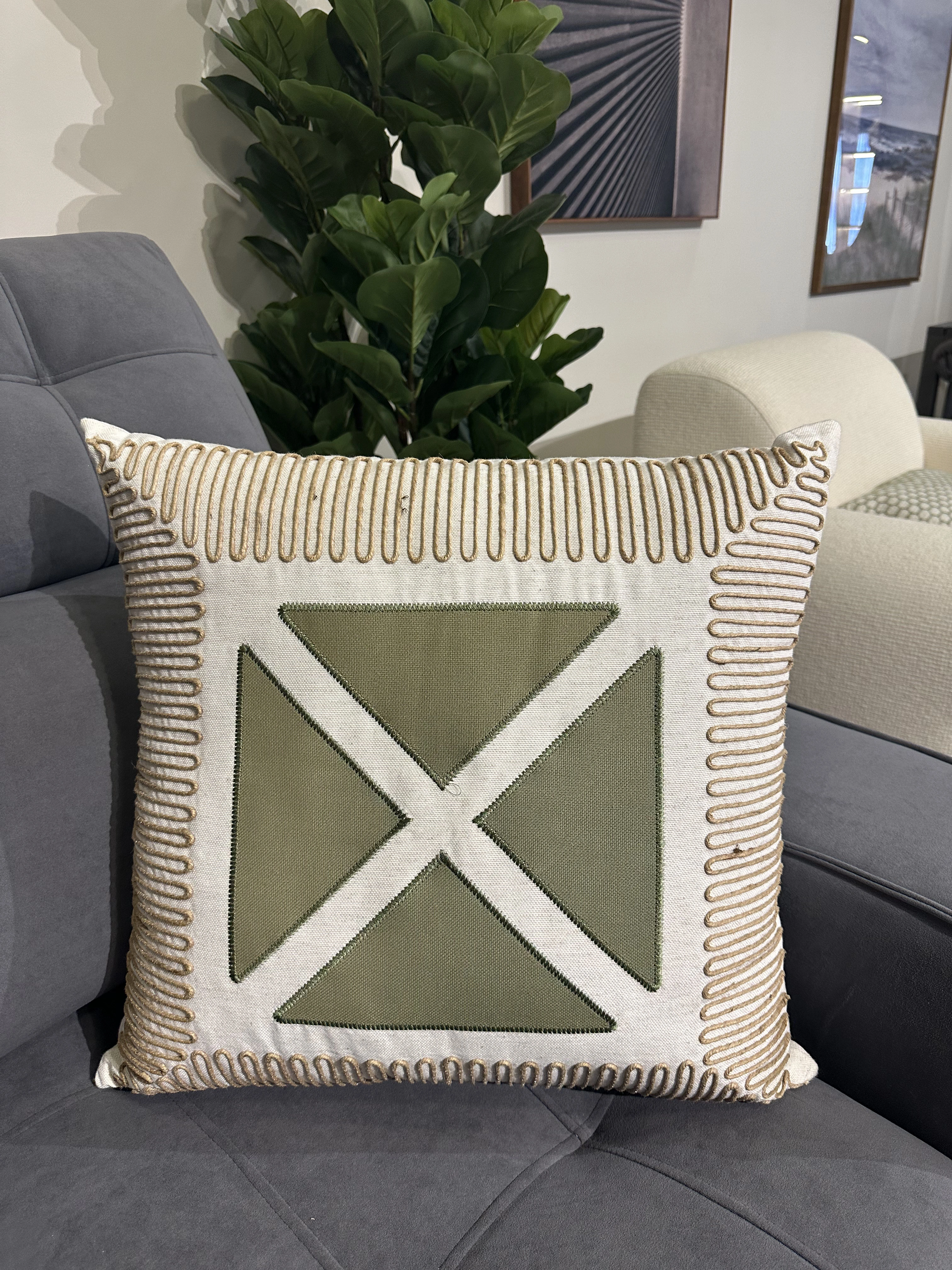 Almohada en tela Lino con detalles en arpillera y bordado verde 