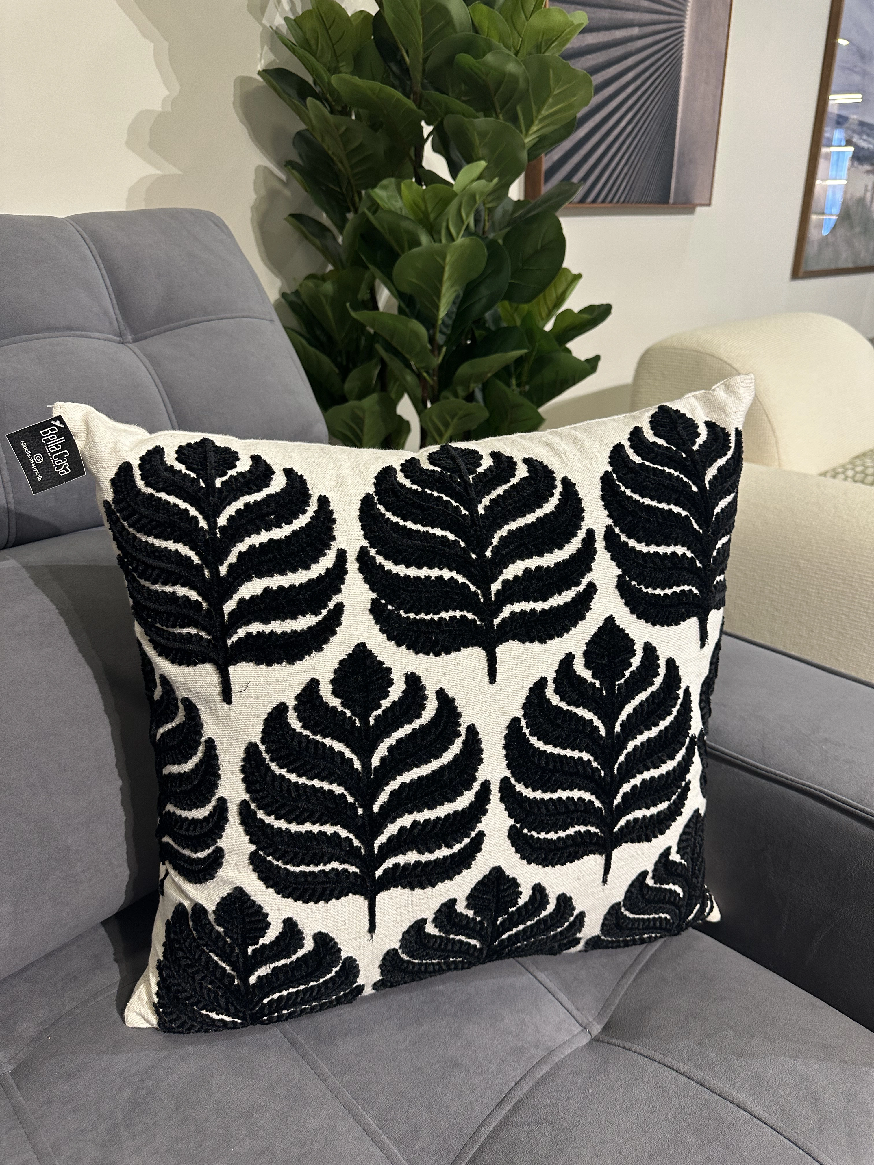 Almohada de lino con bordado negro 