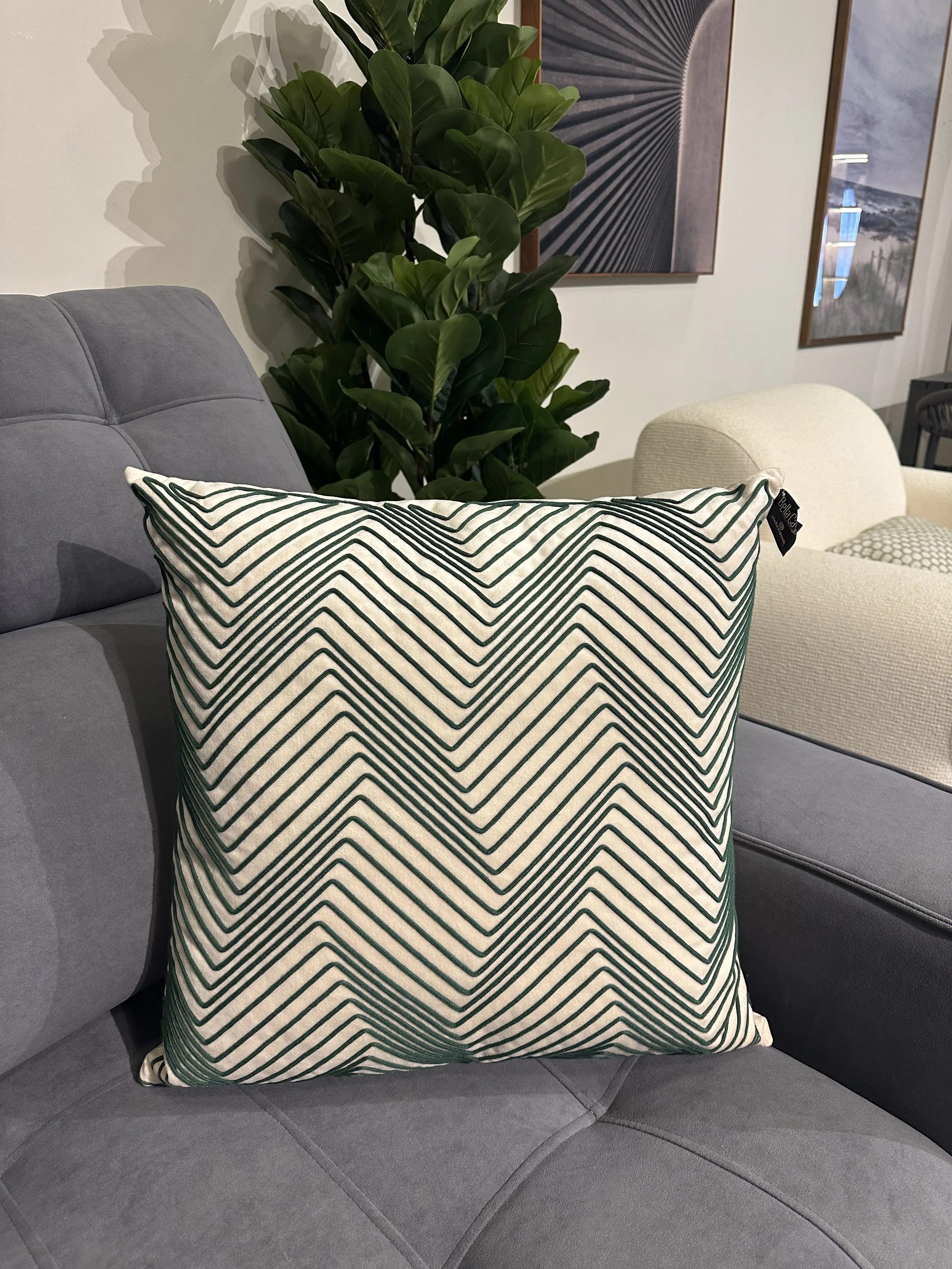 Almohada en tela suede con bordado verde