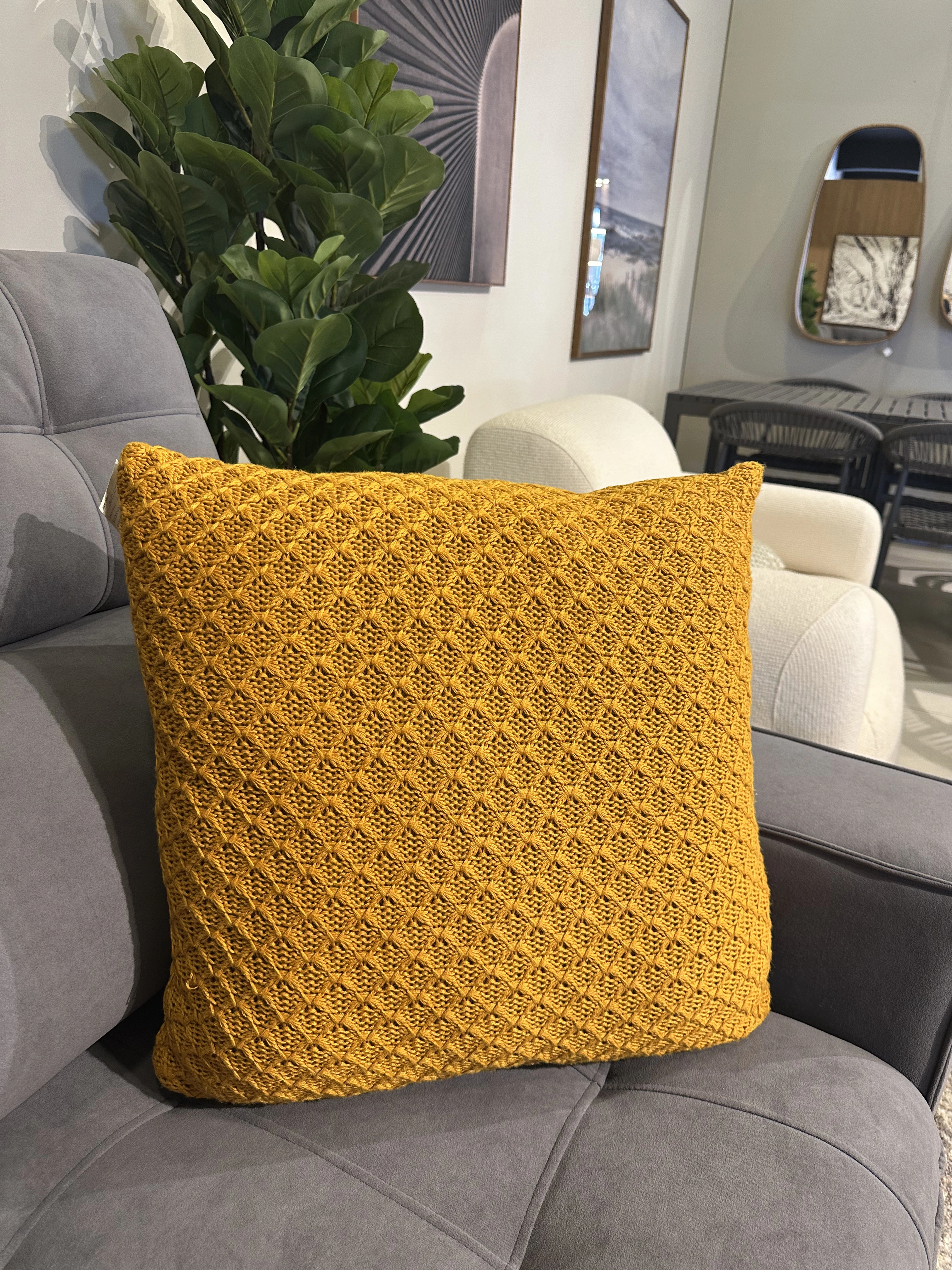 Almohada de croché mostaza 