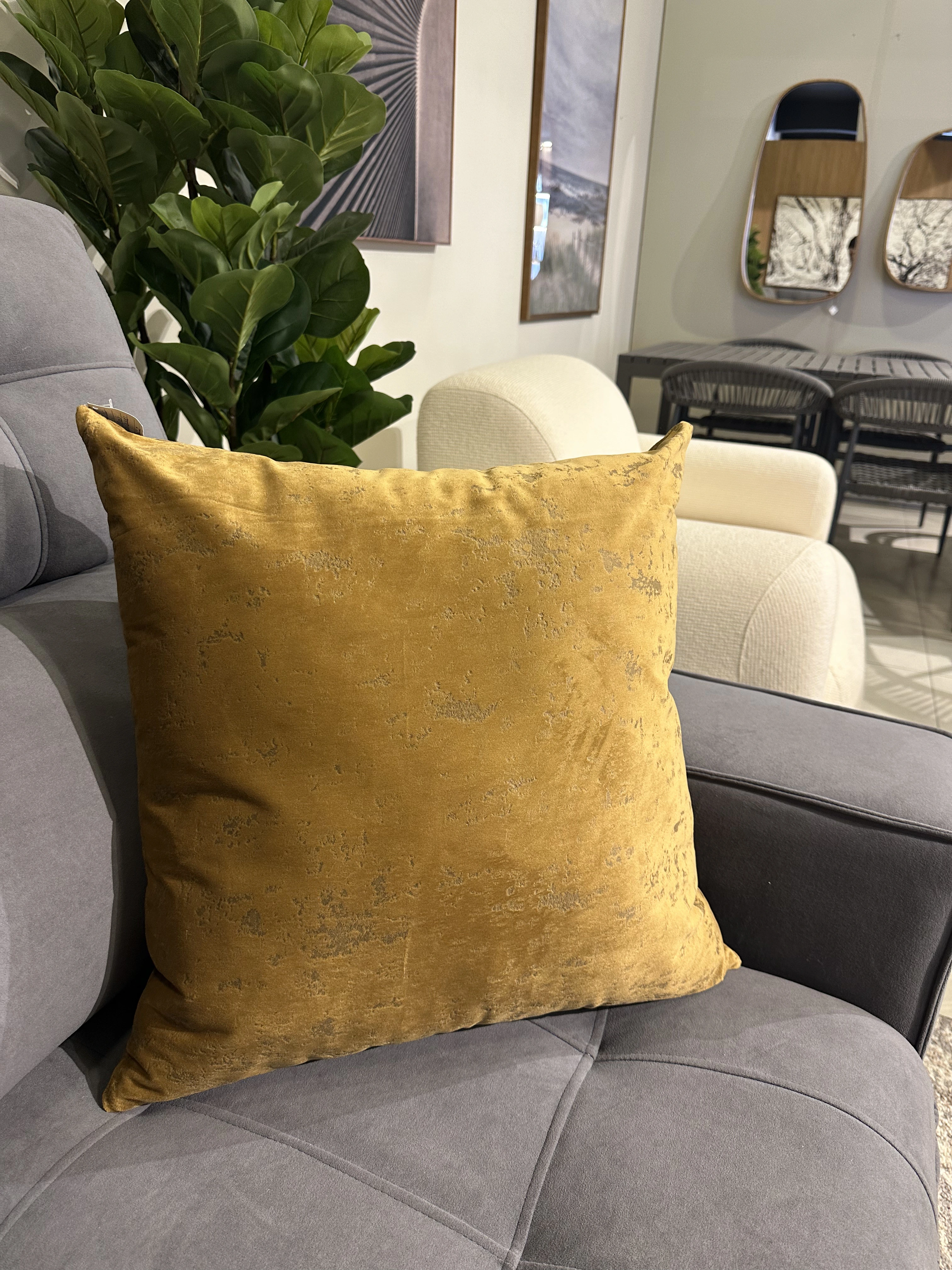 Almohada tela suede marmorizado color dorado