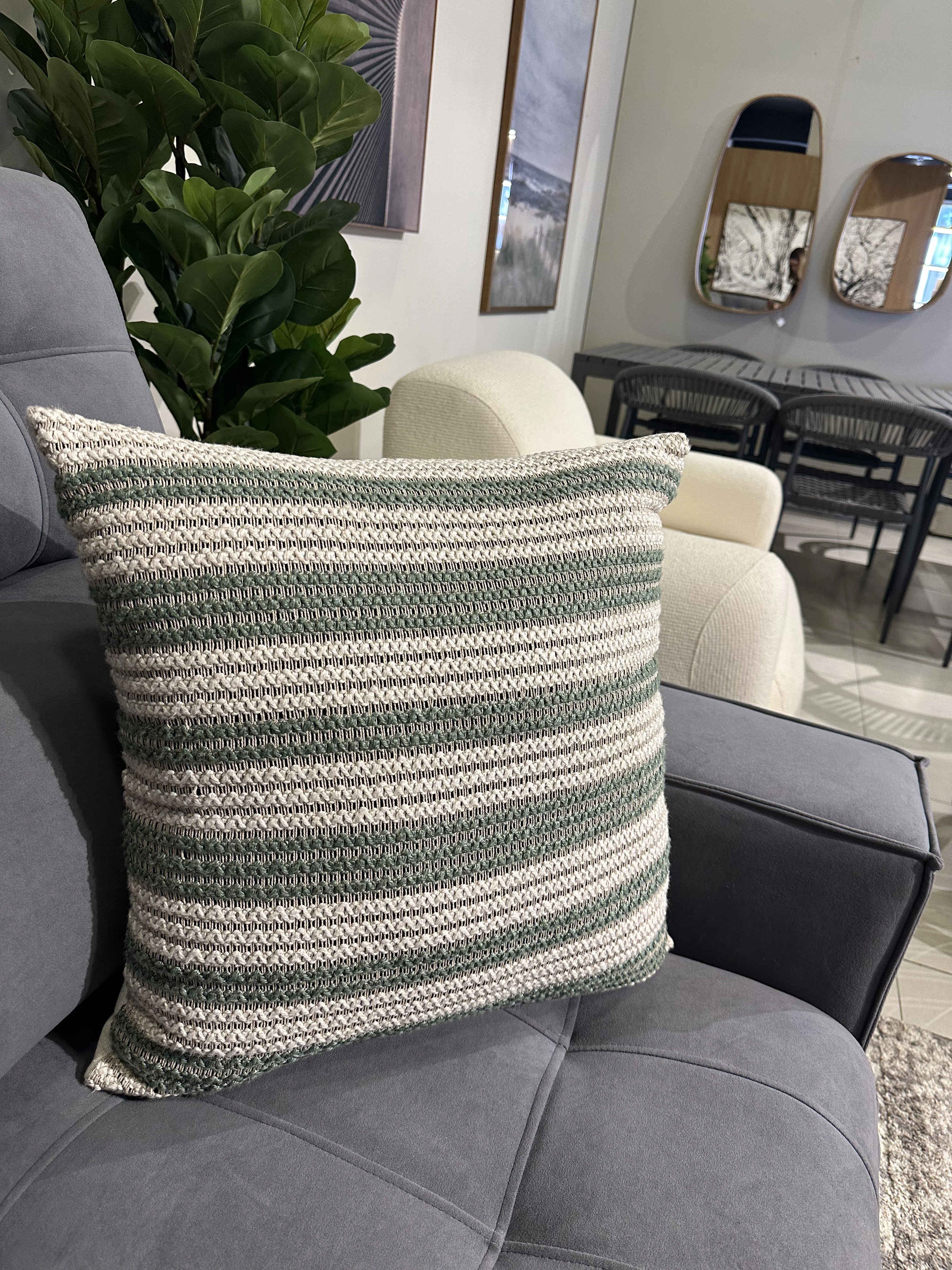 Almohada croché verde olivo con beige