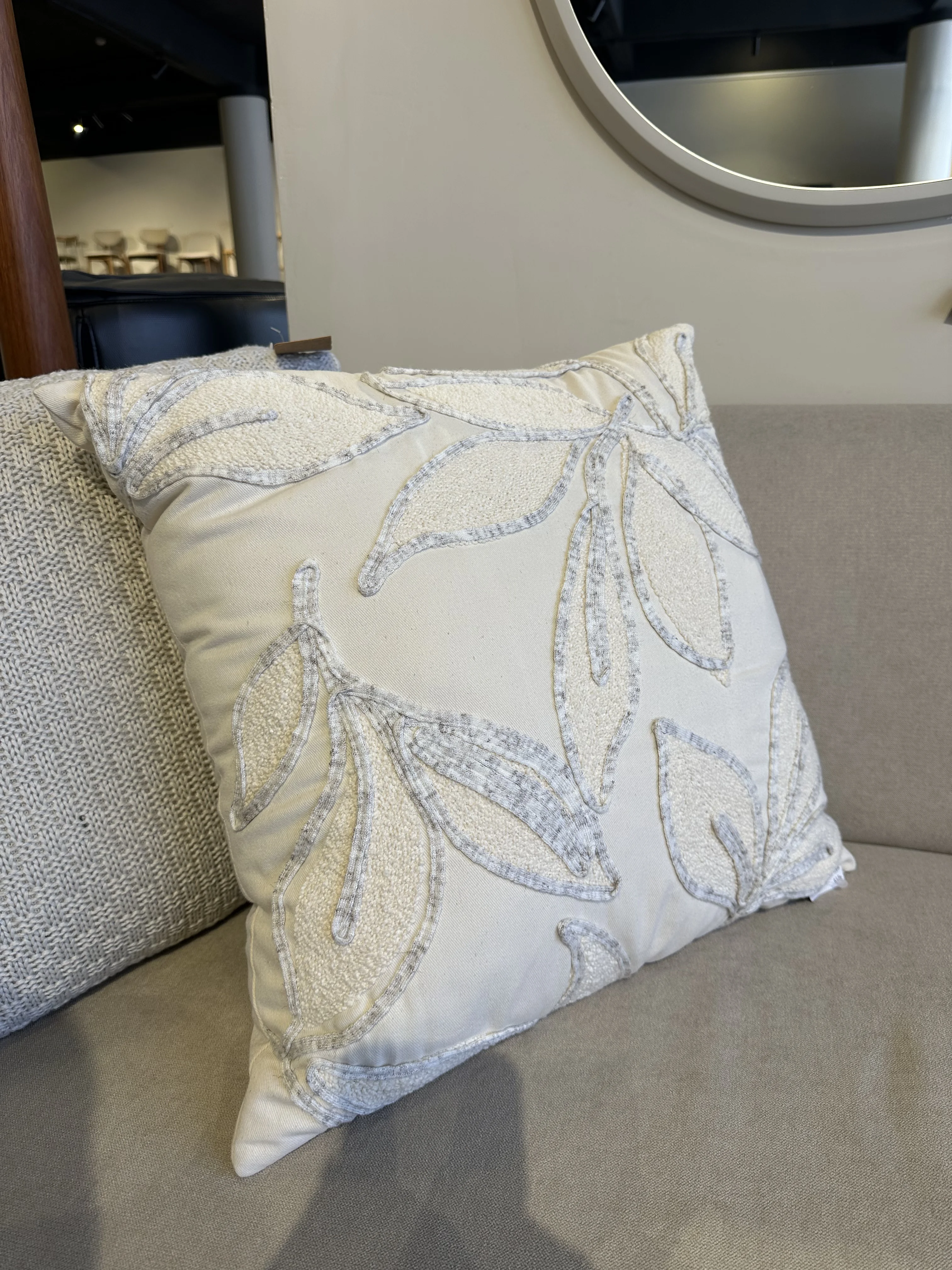 Almohada en tela Lino con bordado en boucle y cordón Naturall-