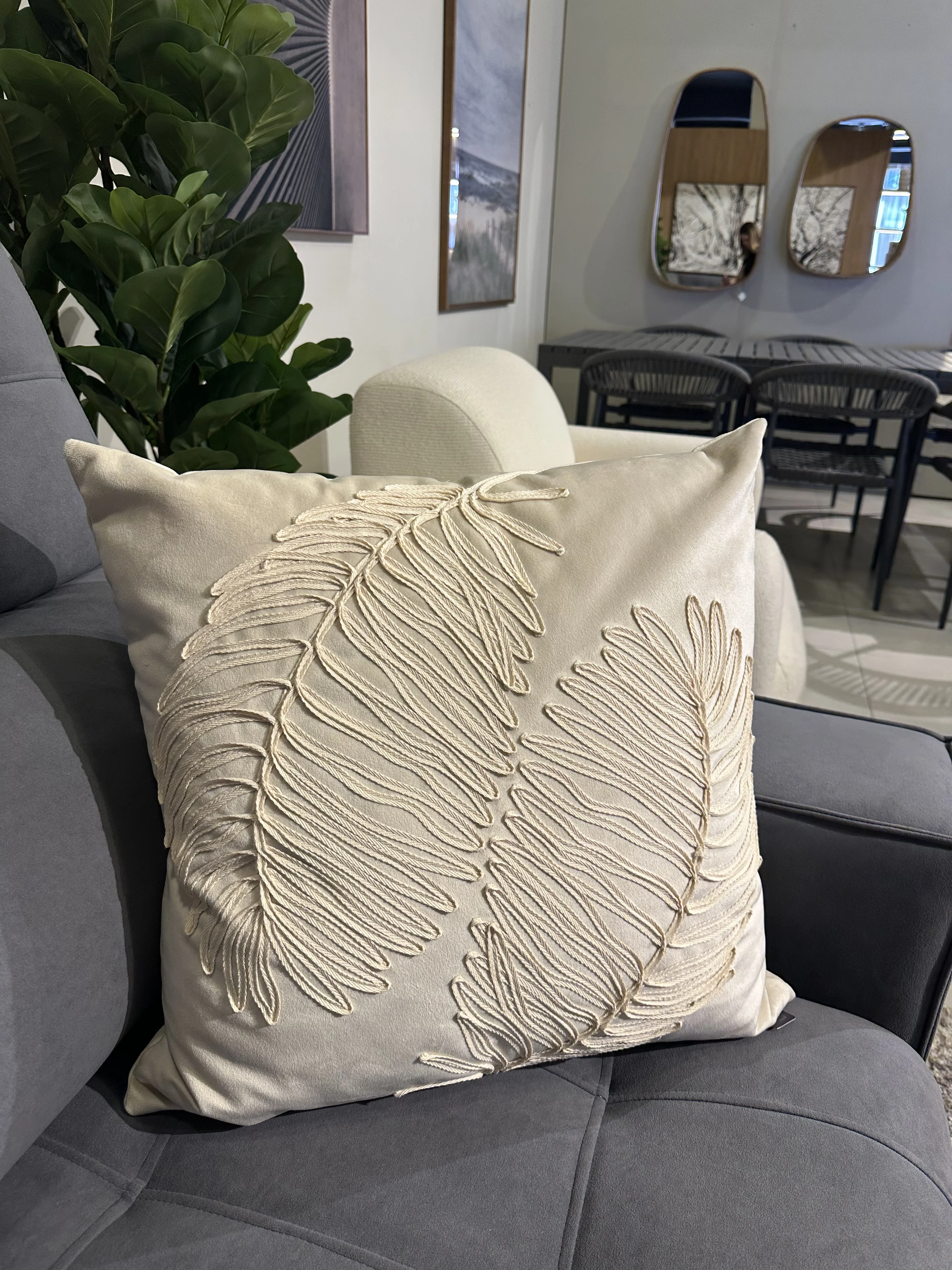 Almohada en tela suede con bordado beige//