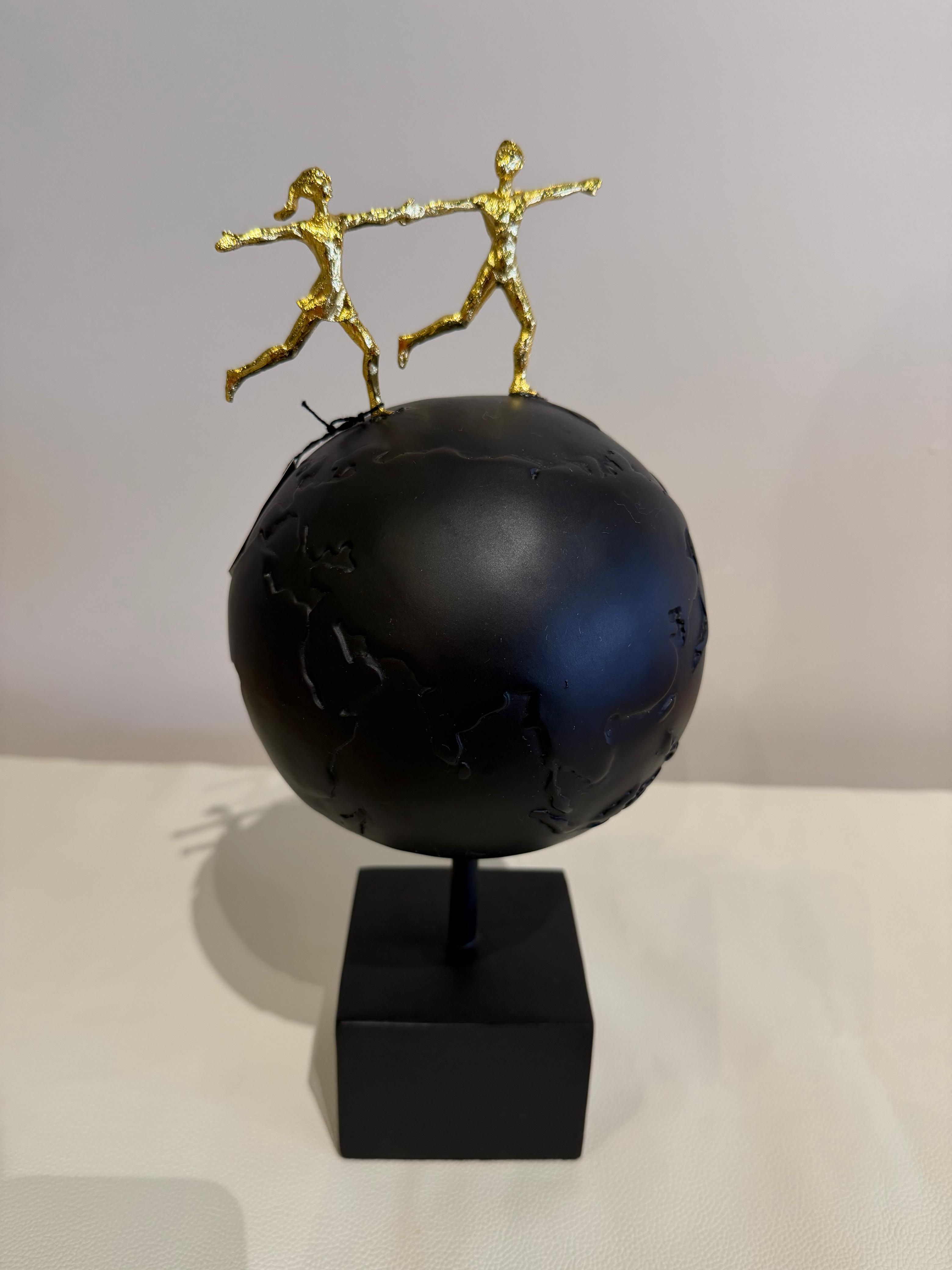 Escultura globo negro con pareja dorado COD 377