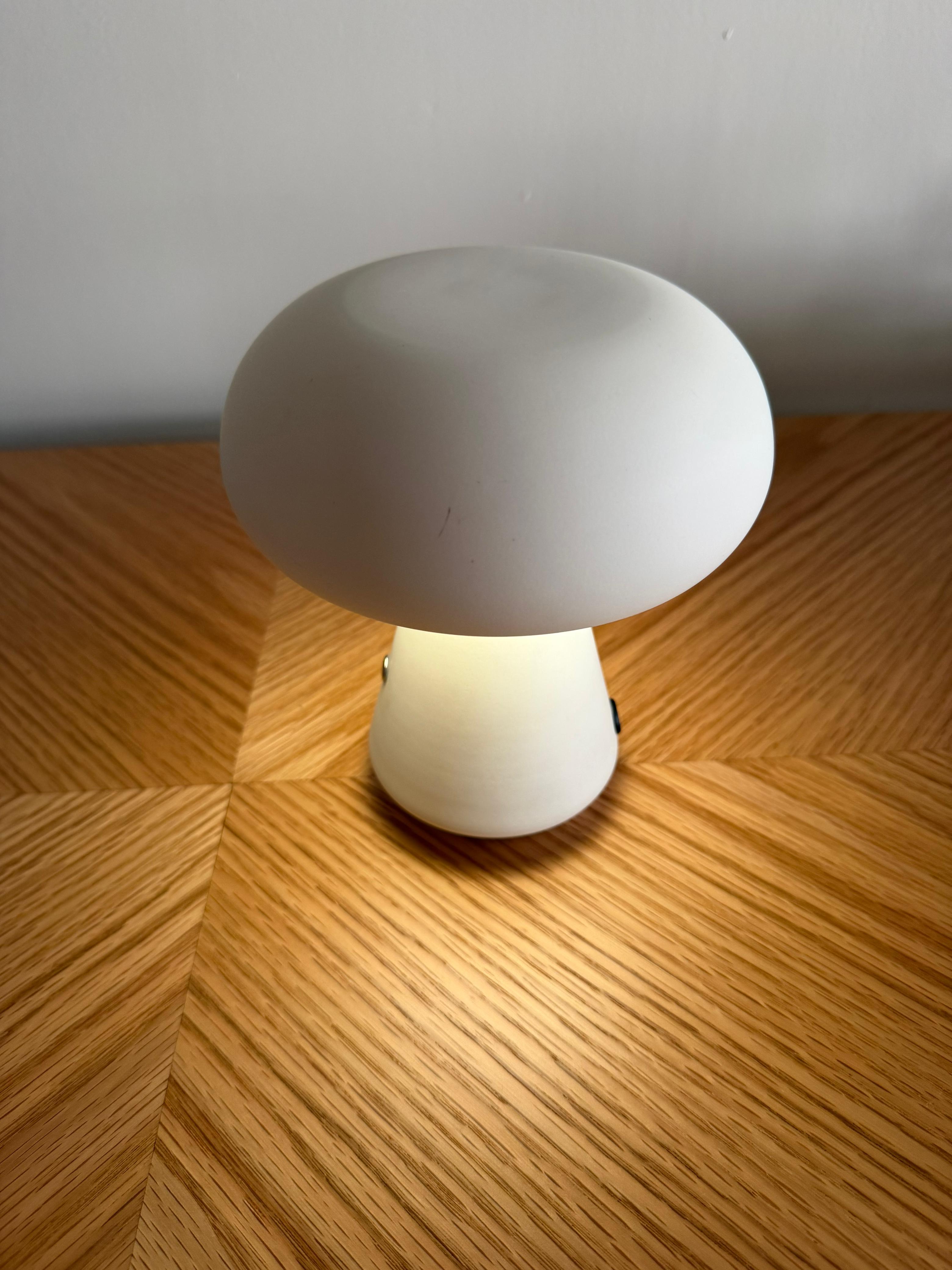 Velador Cogumelo en metal blanco con luz led 