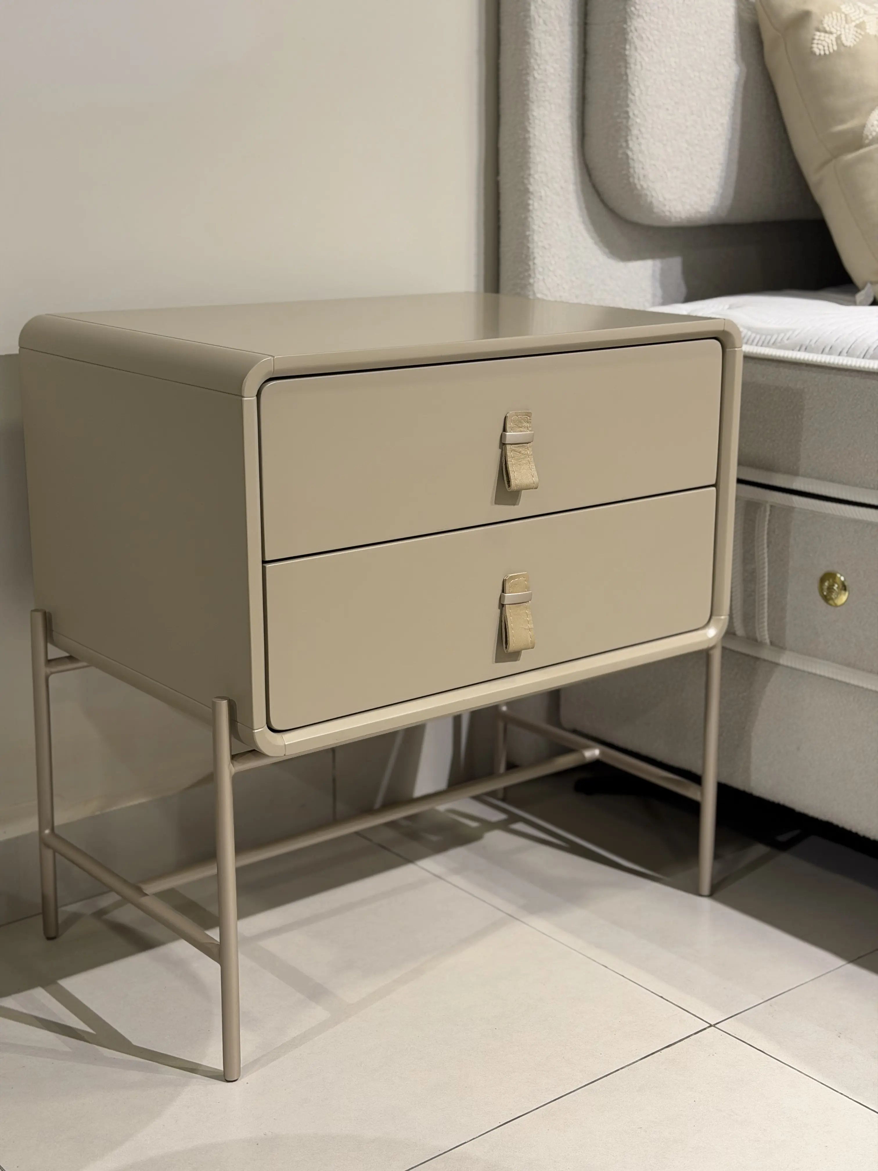 Mesa de Luz Eros de madera maciza con pintura Laca, patas de hierro y detalle en cuero legítimo 