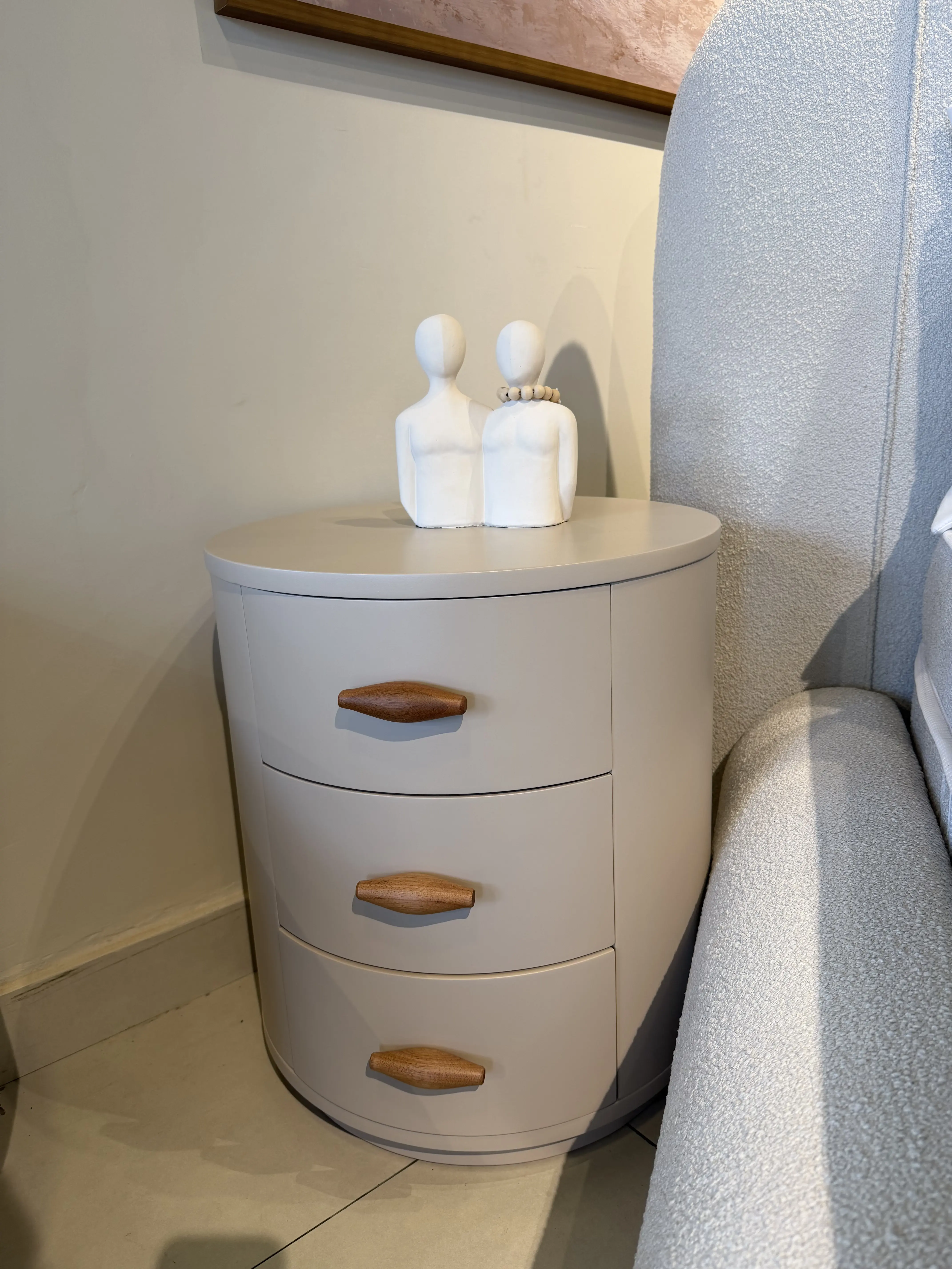 Mesa de Luz Anello de madera maciza con pintura Laca y detalle en madera maciza