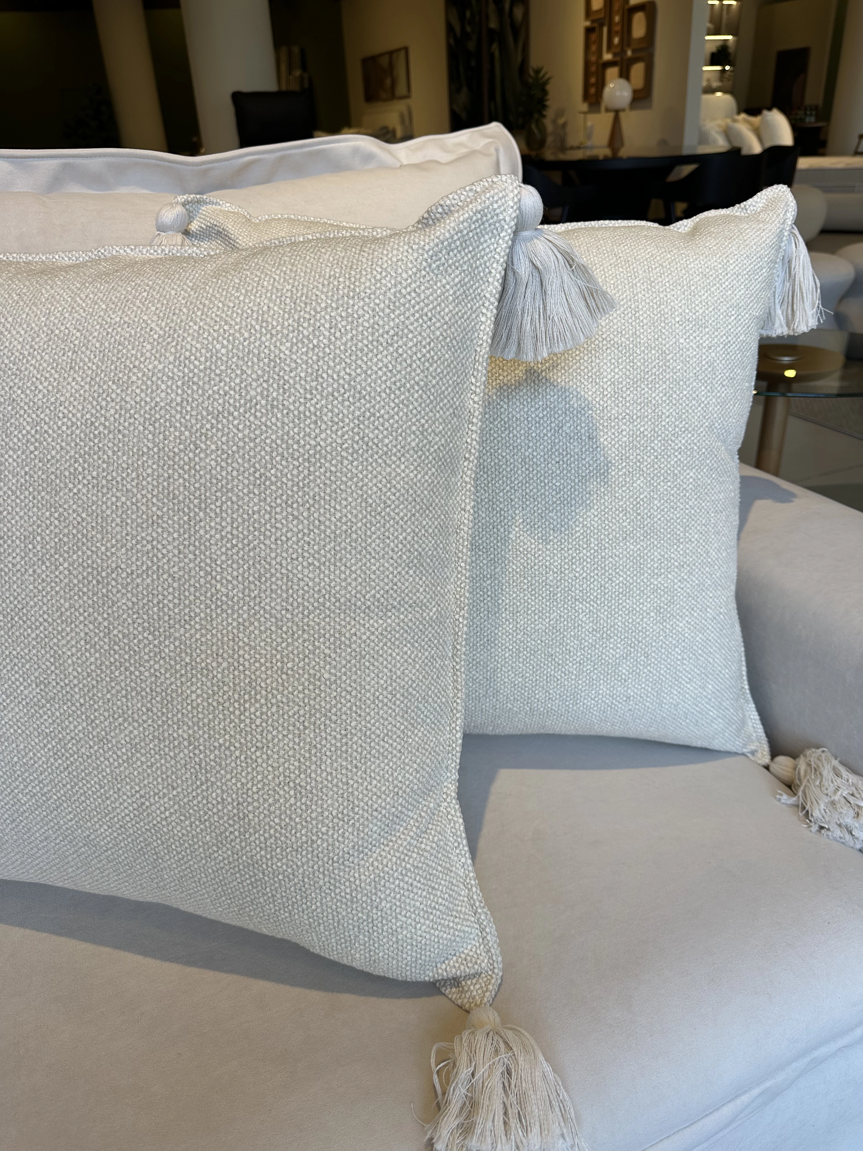 Almohada boucle beige con bordado con Pom Pom 