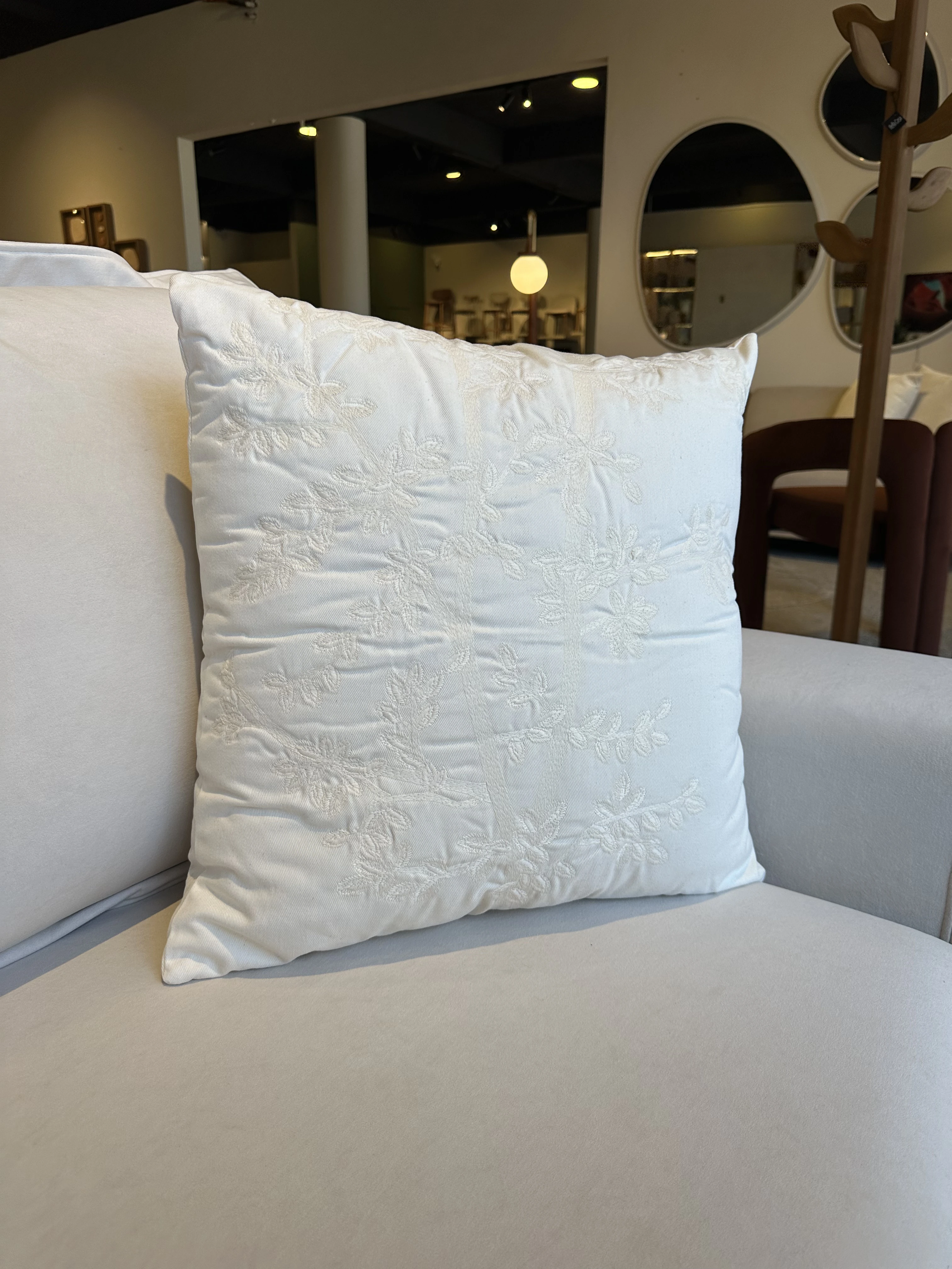 Almohada sarja off bordado fino árbol 
