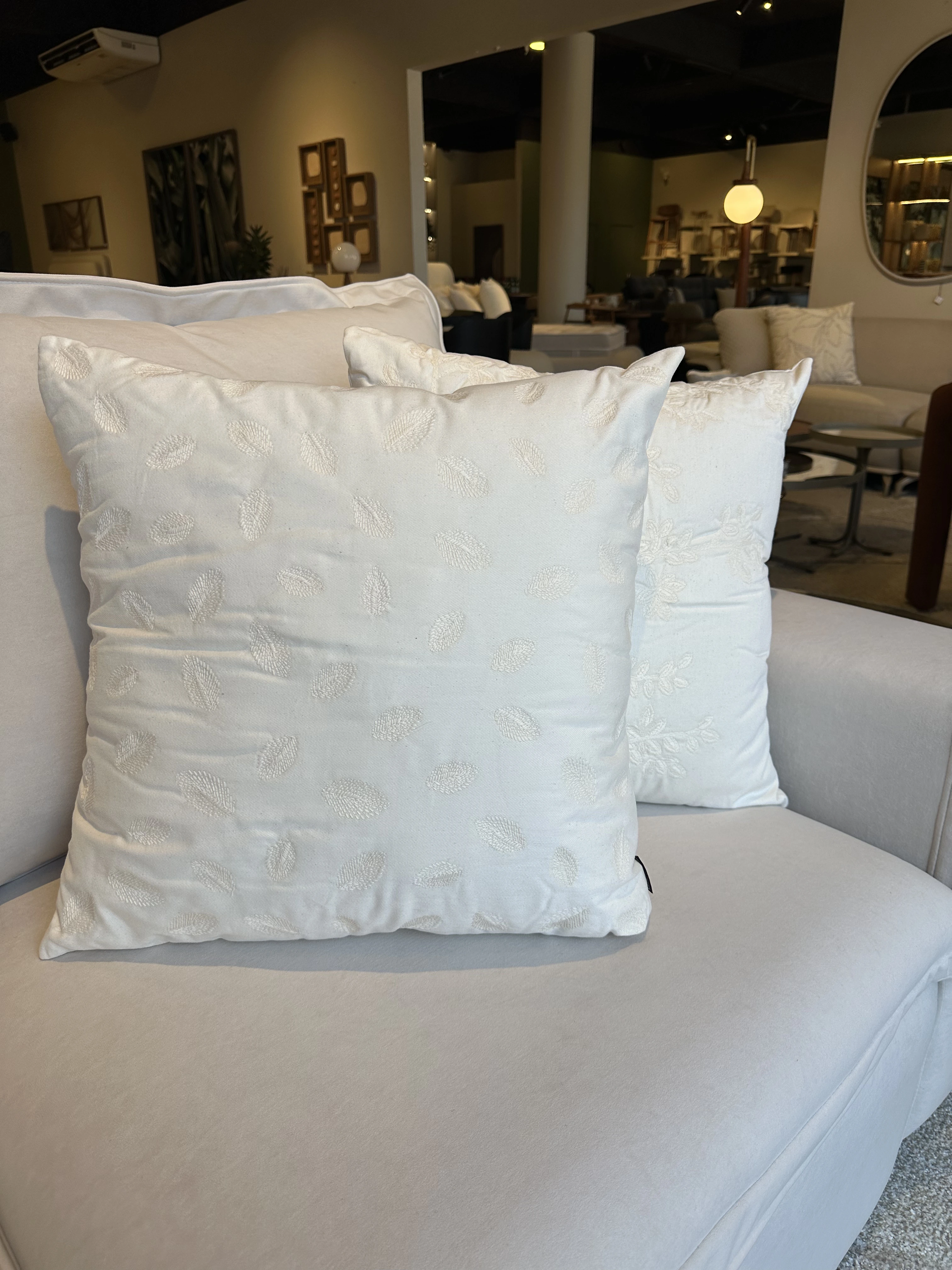 Almohada sarja off bordado fino hojas  