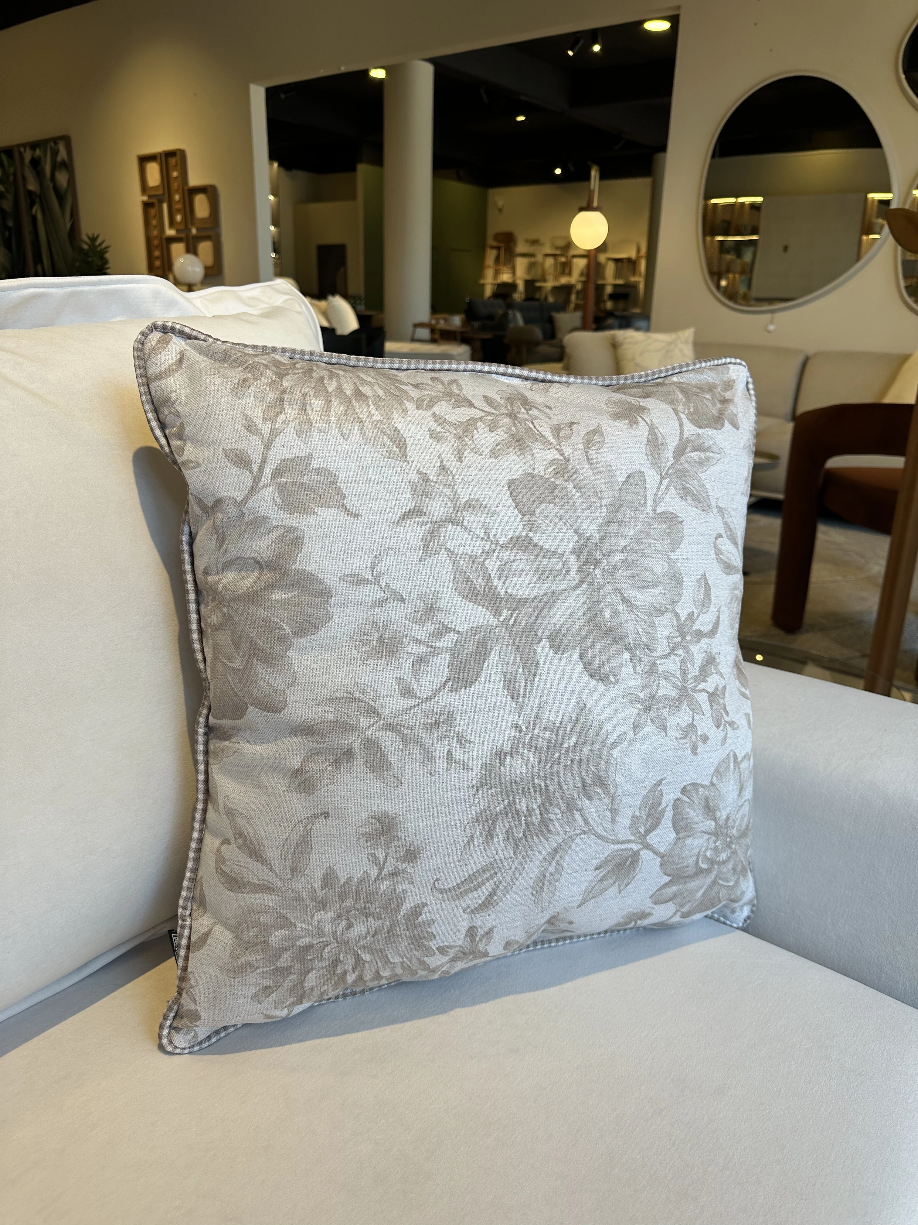 Almohada estampado floral beige con bordado 
