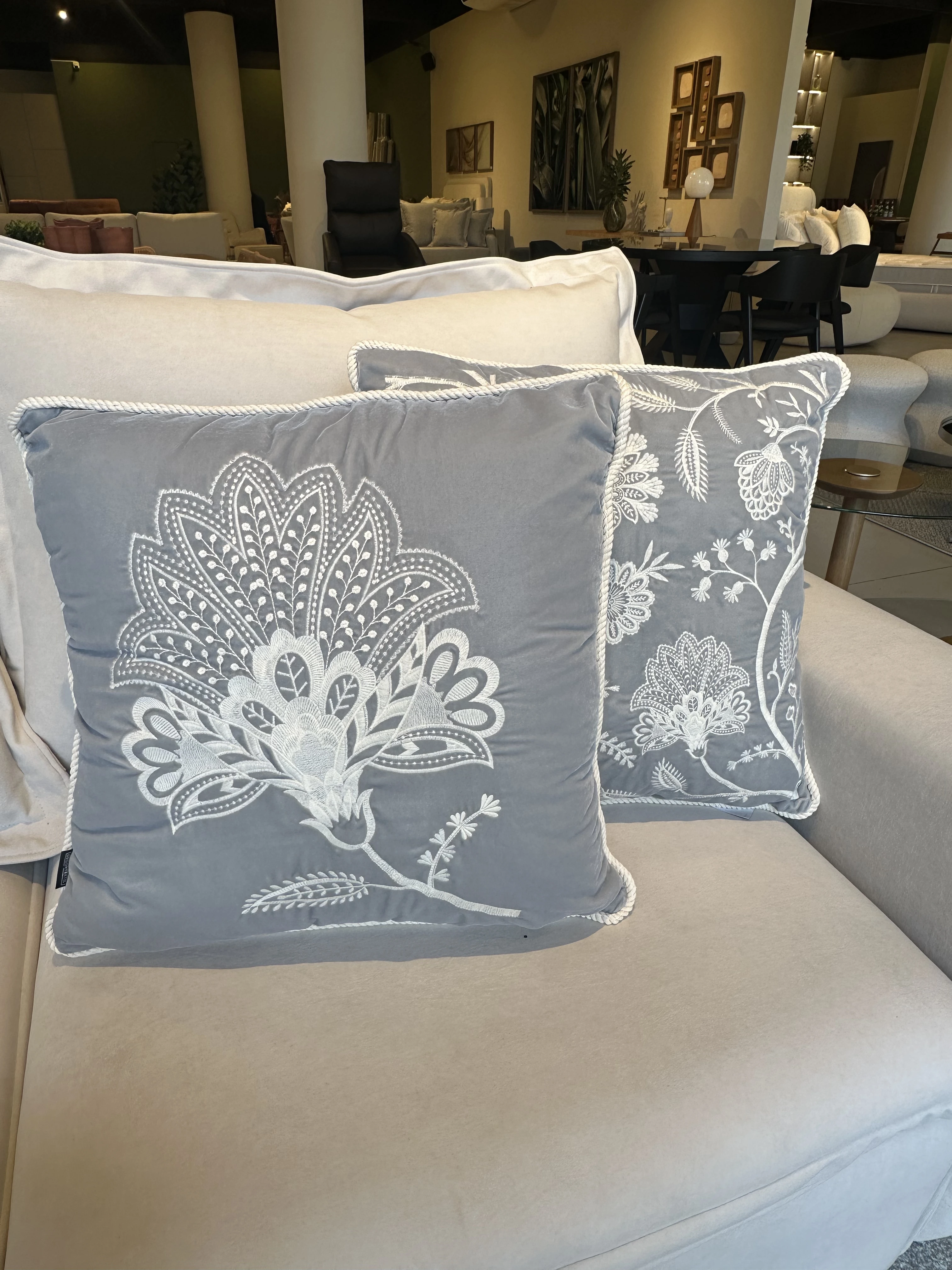 Almohada terciopelo italiano Gris bordado