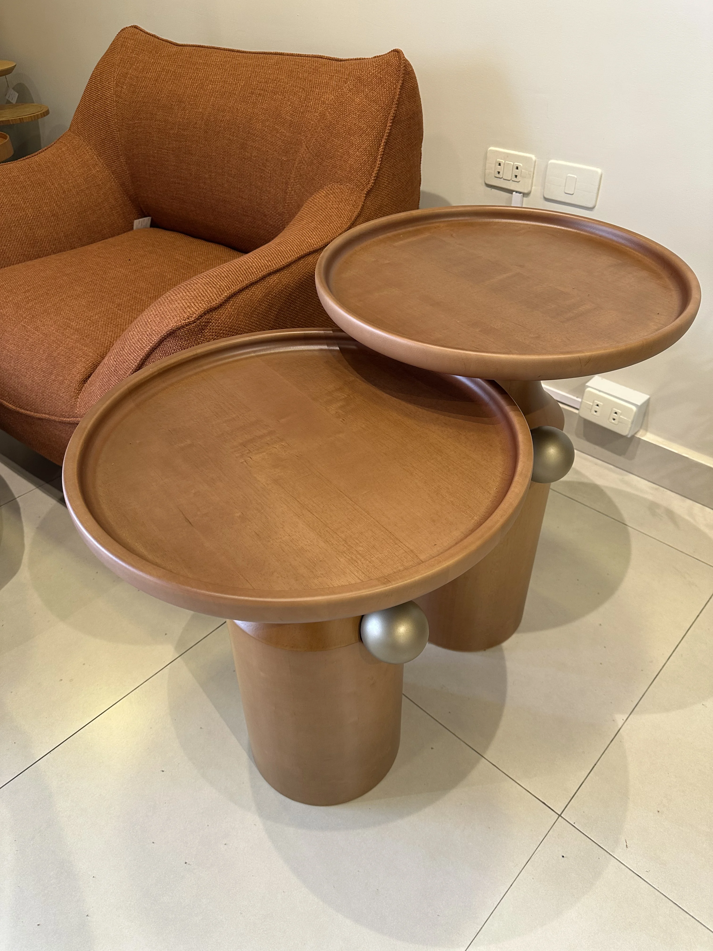 Mesa Lateral Jabuticaba madera almendra