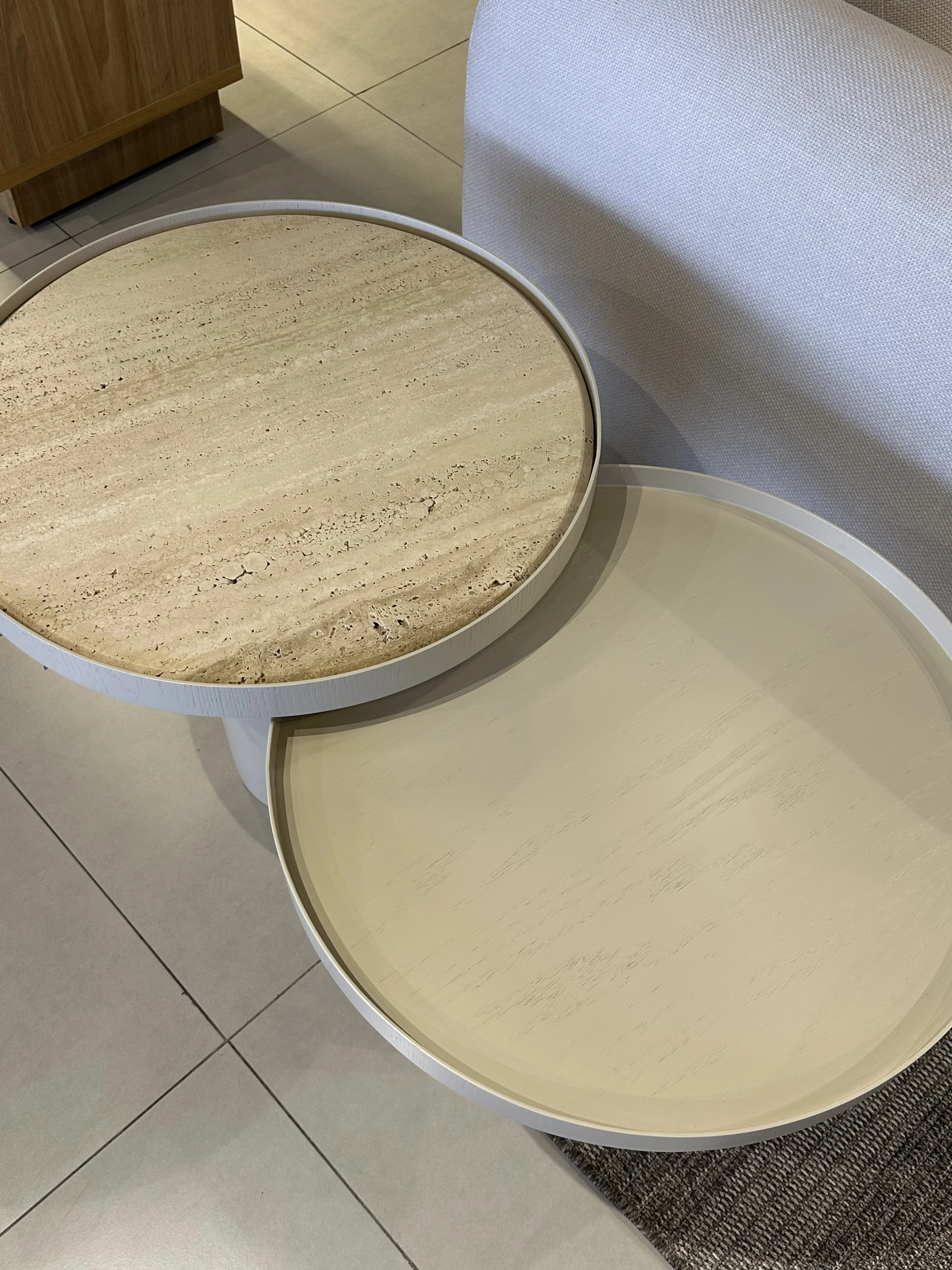 Mesa lateral Tonia Marfil - Alta con piedra travertino- ⁠Baja todo madera