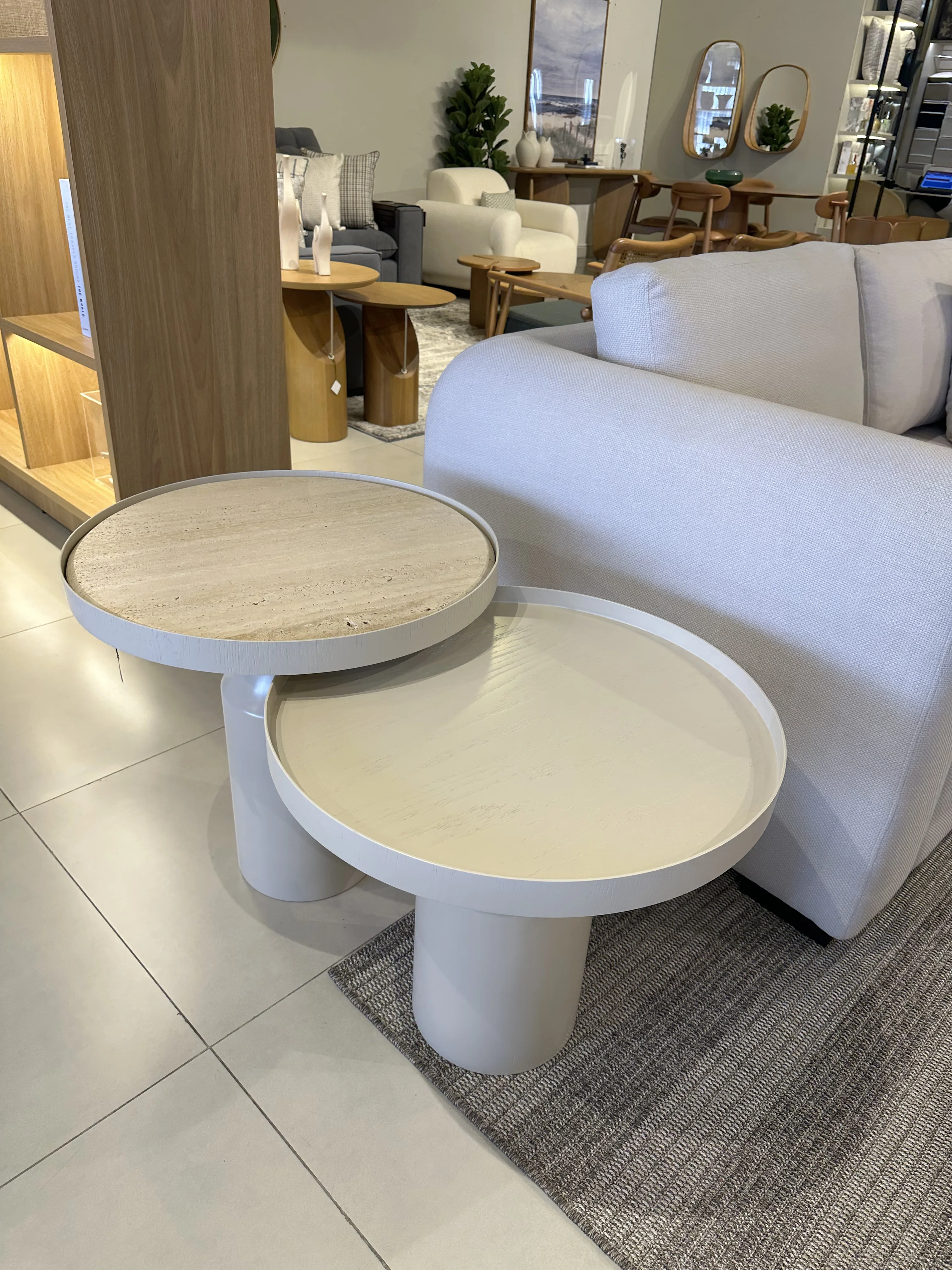 Mesa lateral Tonia Marfil - Alta con piedra travertino- ⁠Baja todo madera - Vista 3