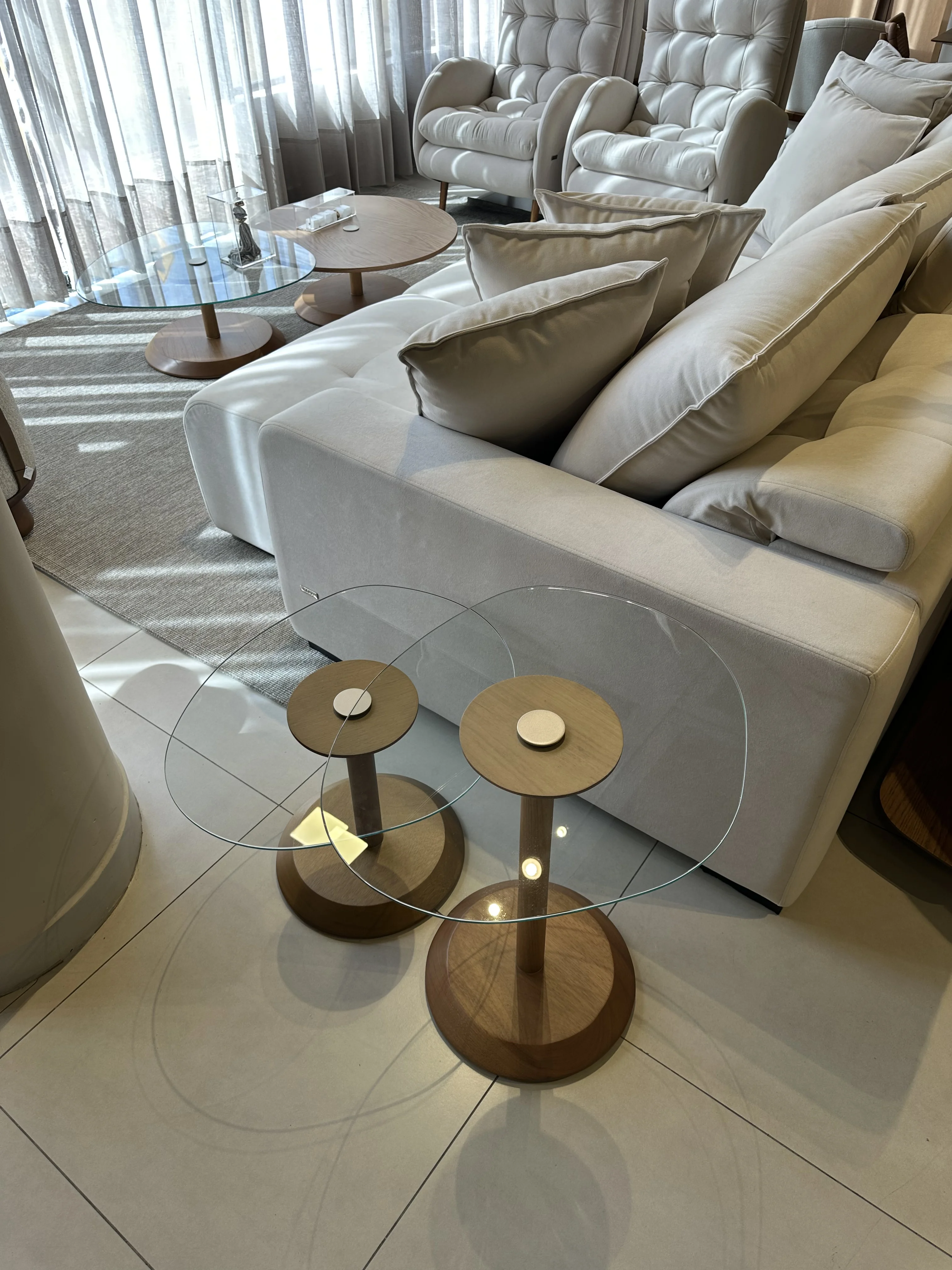 Mesa lateral Lagom base en madera y tapa de vidrio Alto/Bajo - Vista 3