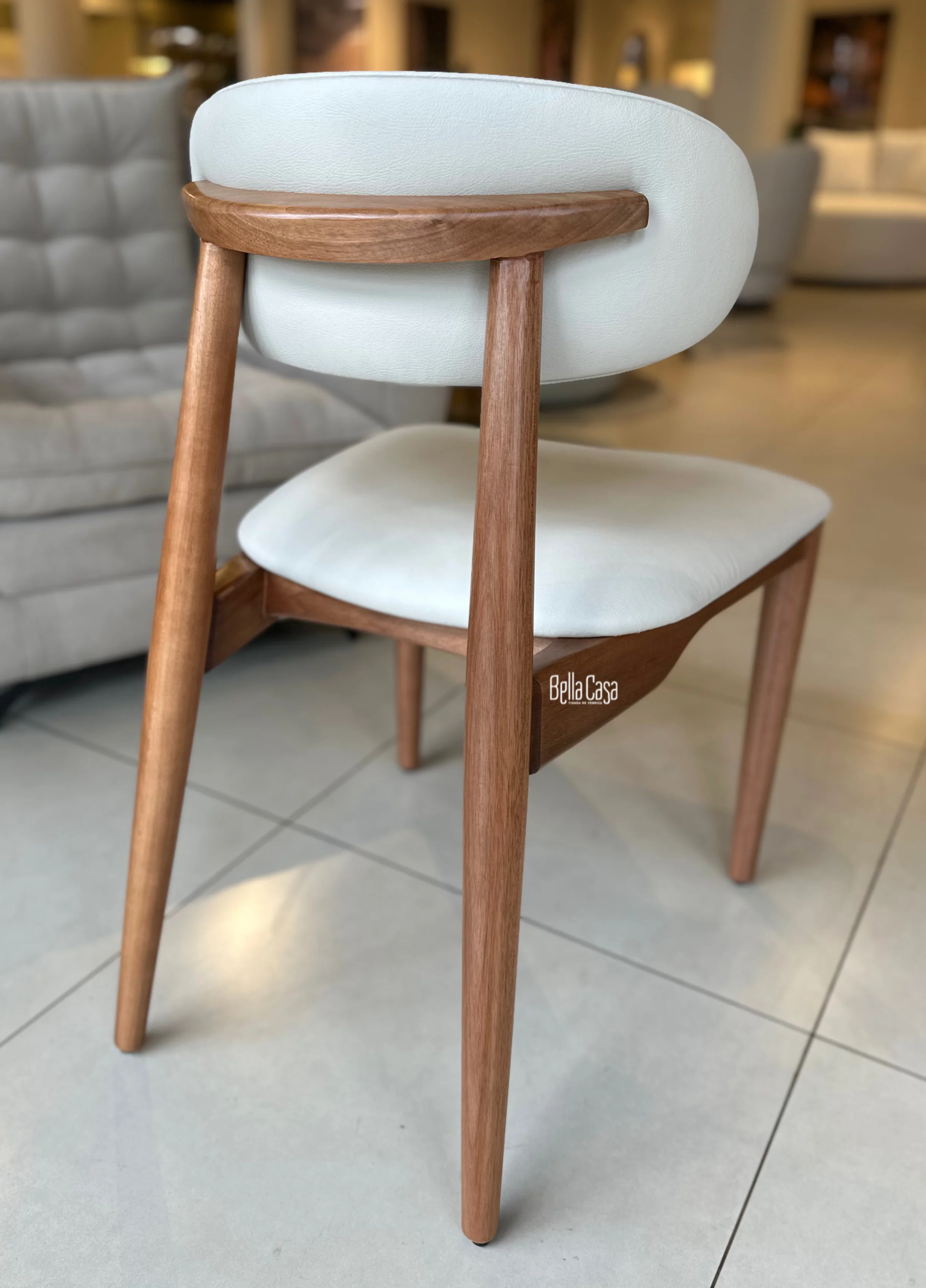 Silla Fernanda en madera color almendra con eco cuero beige
