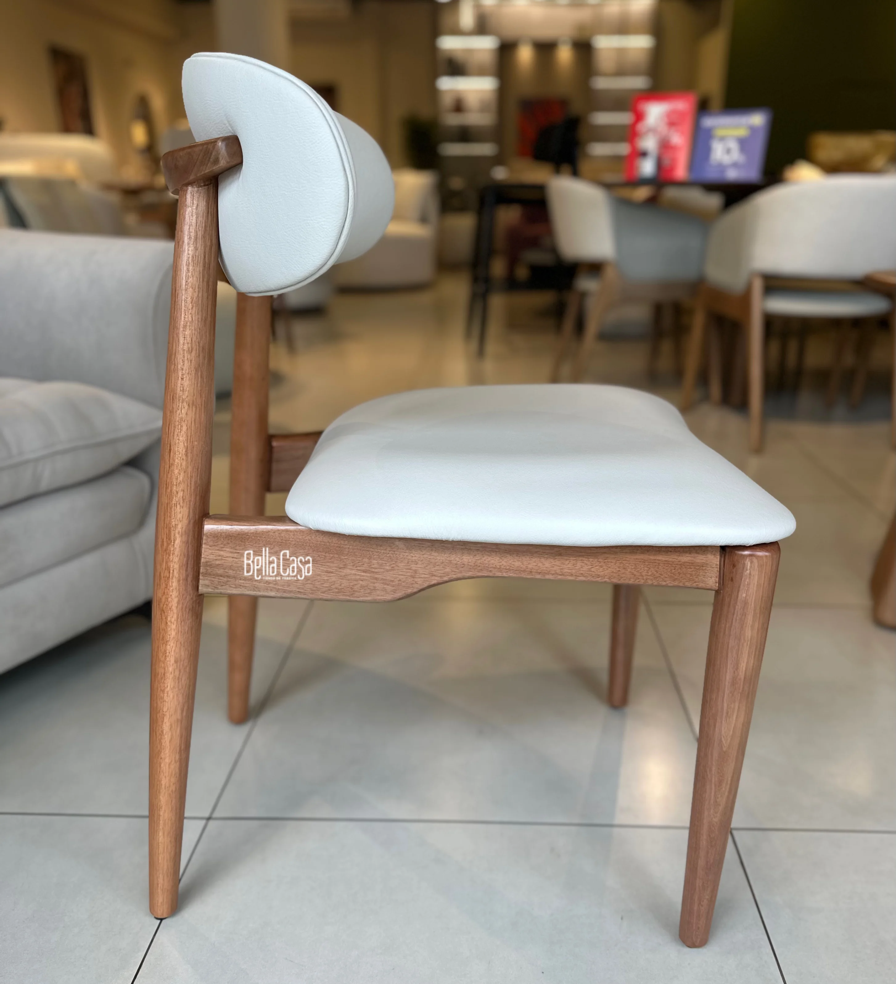 Silla Fernanda en madera color almendra con eco cuero beige - Vista 2