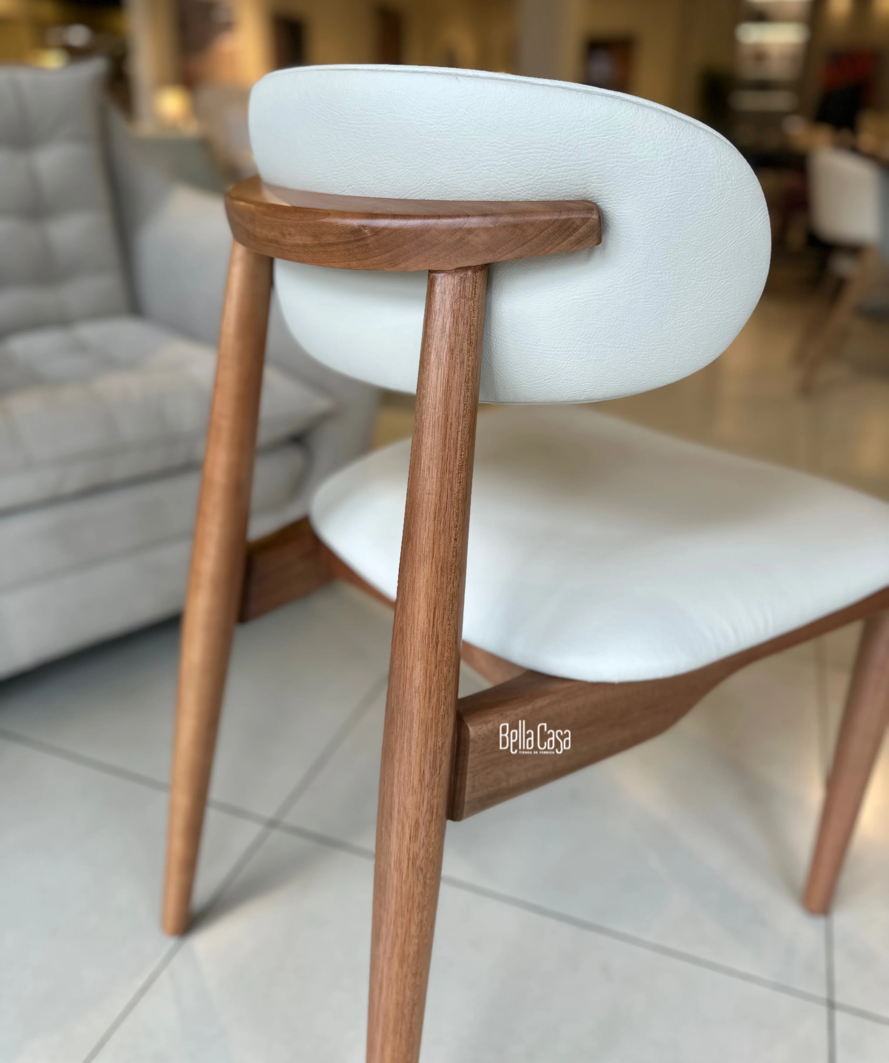 Silla Fernanda en madera color almendra con eco cuero beige - Vista 3