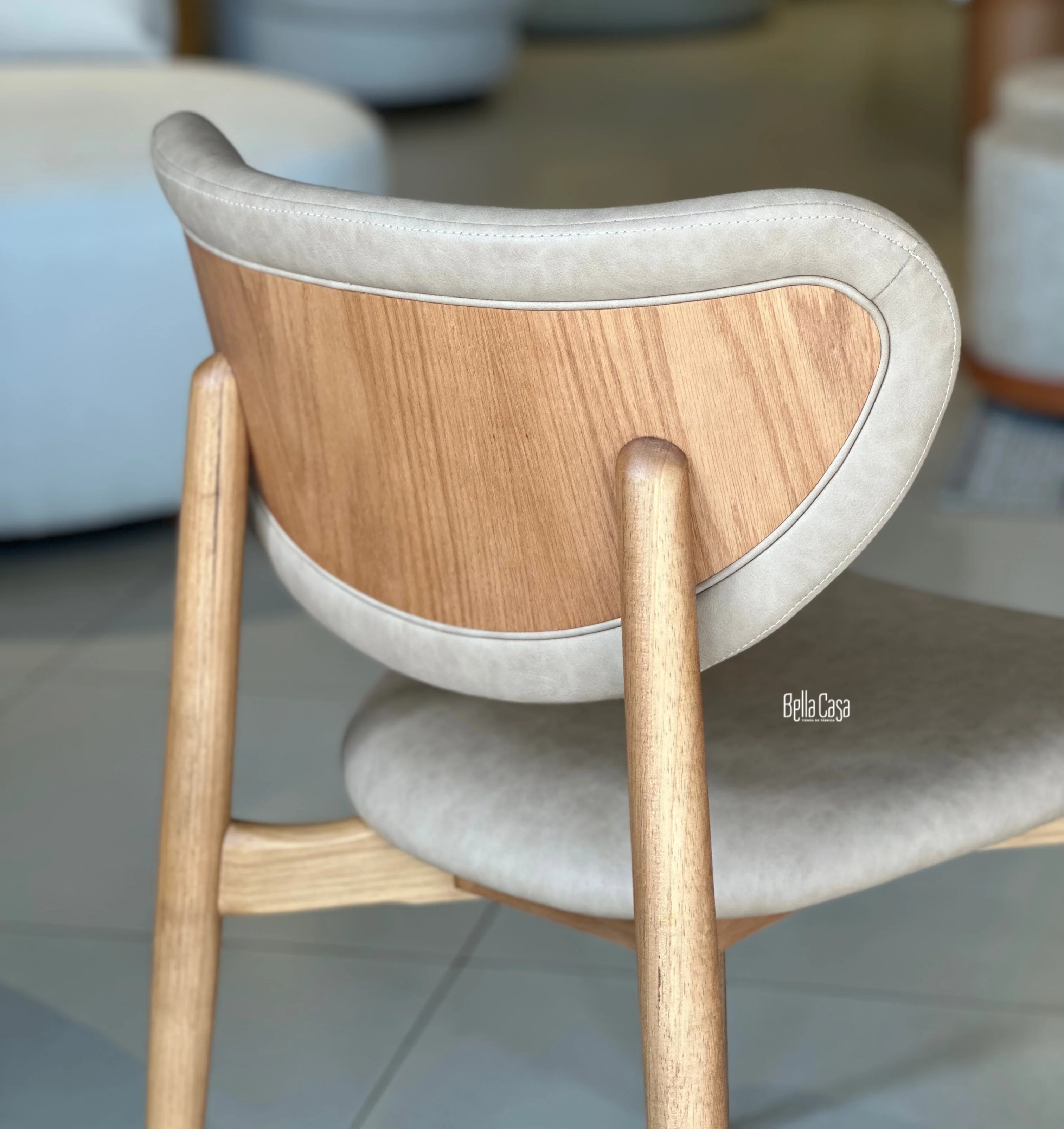 Silla Alegra en madera color almendra con eco cuero