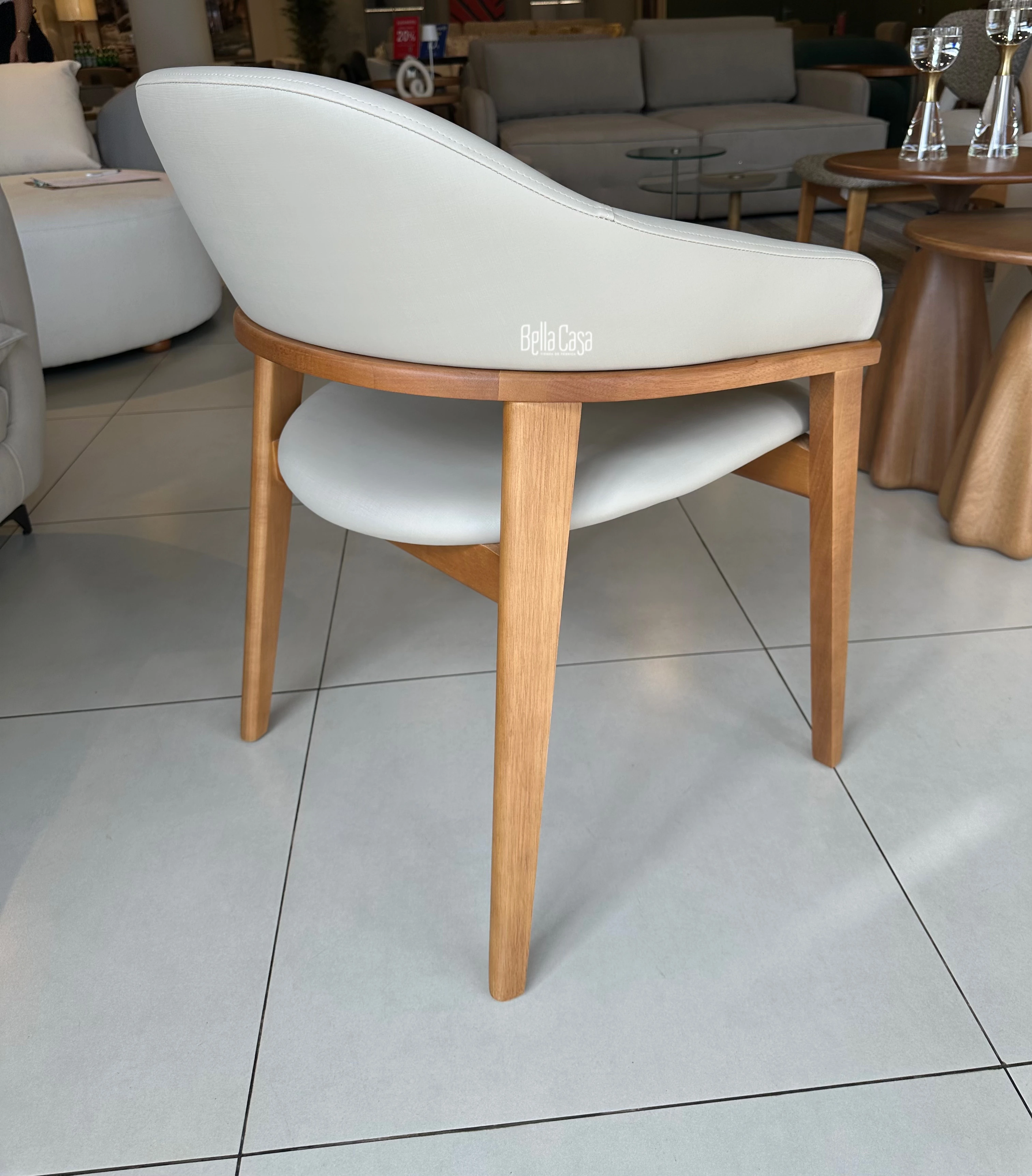 Silla Pala en madera color almendra con eco cuero