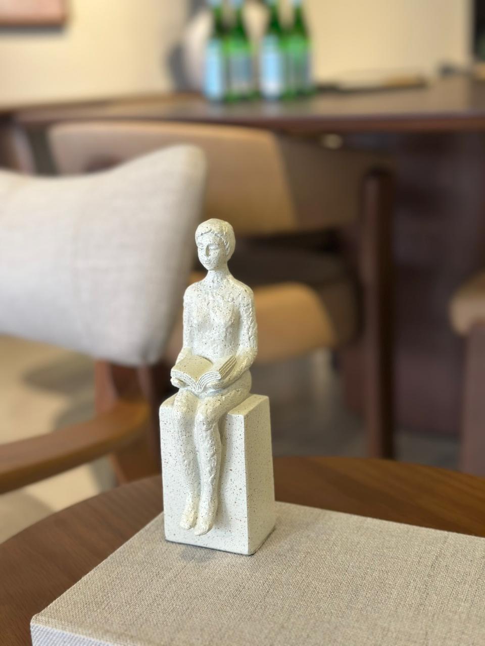 ESCULTURA MUJER LIBRO